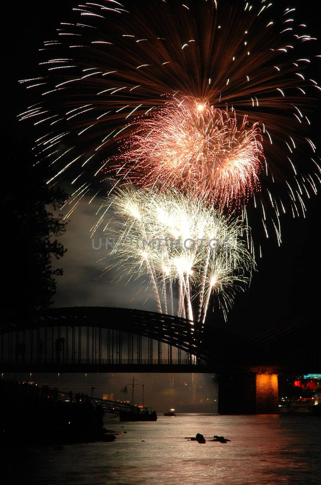 Taken during the fireworks display "Kölner Lichter"" in June 2004. Nikon D70,18-70."