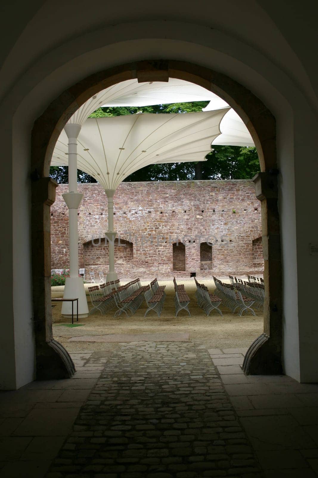 In the courtyard of Bad Pyrmont Castle (more precisely: in the old fortress) open-air plays take place in summer. This is a view into the courtyard before a performance.