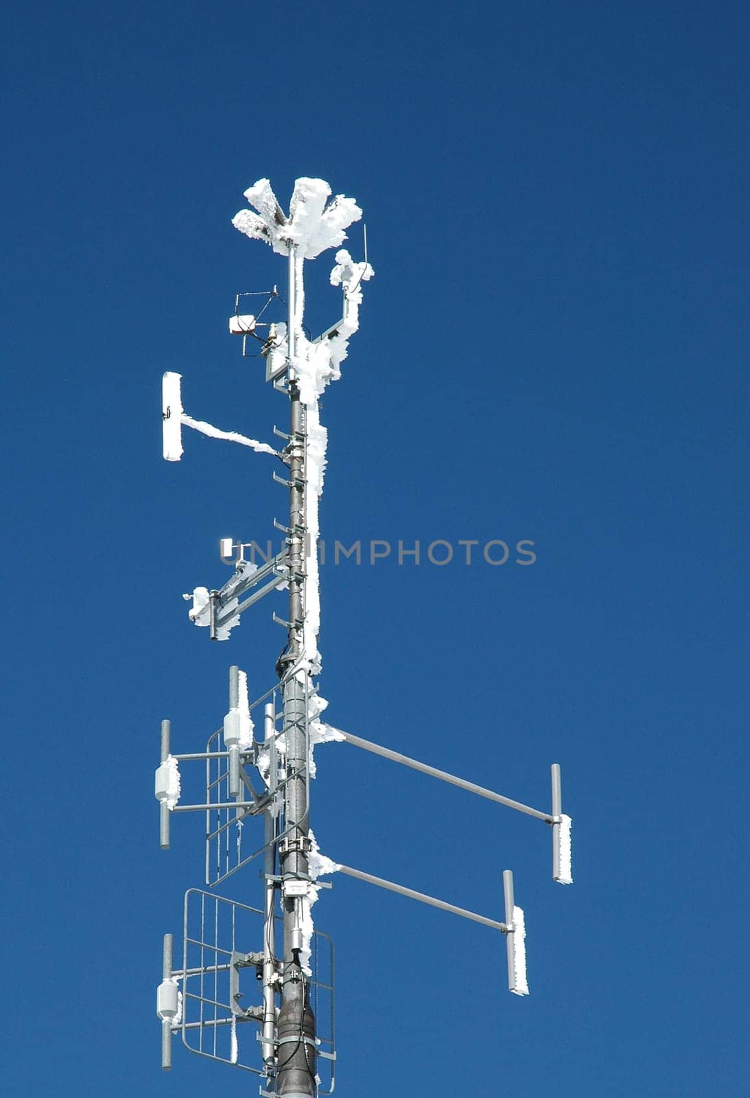 After a long period of snowfall,these ice figures had formed on the antenna. Nikon D70,Nikkor 18-70.