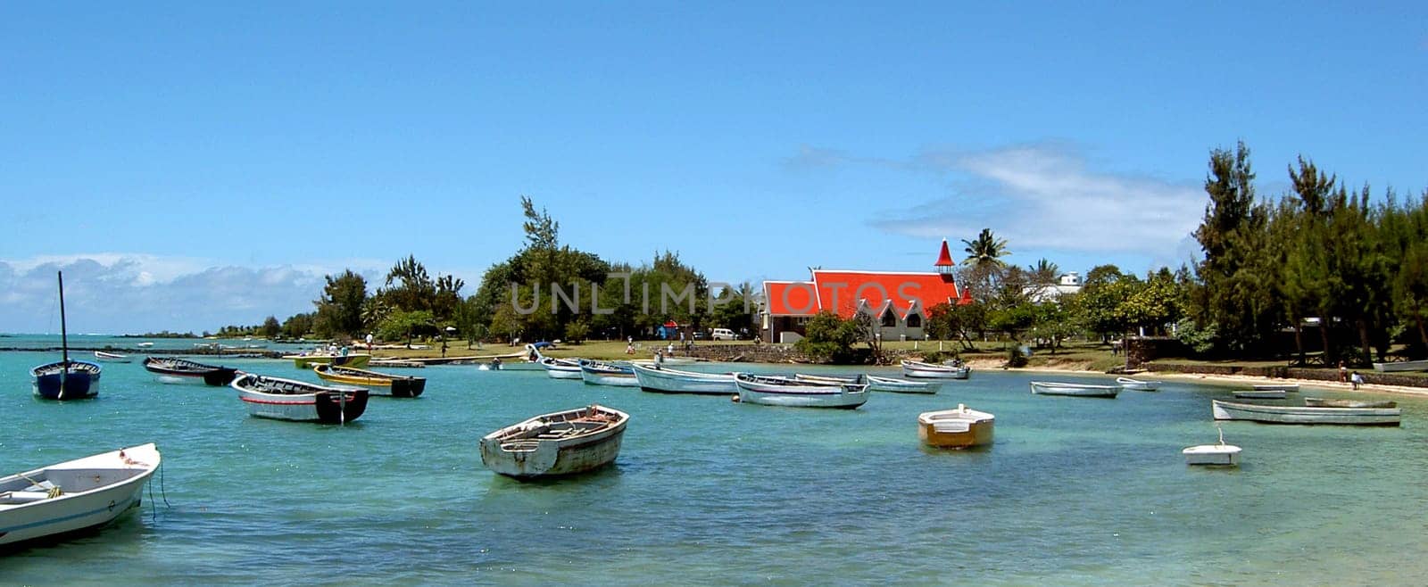 Small bay in the north of the island,Cap Malheureux,where the fishing boats of the local fishermen are anchored. ISO 50/F 4.7/1/500s - Konica Revio KD420Z
