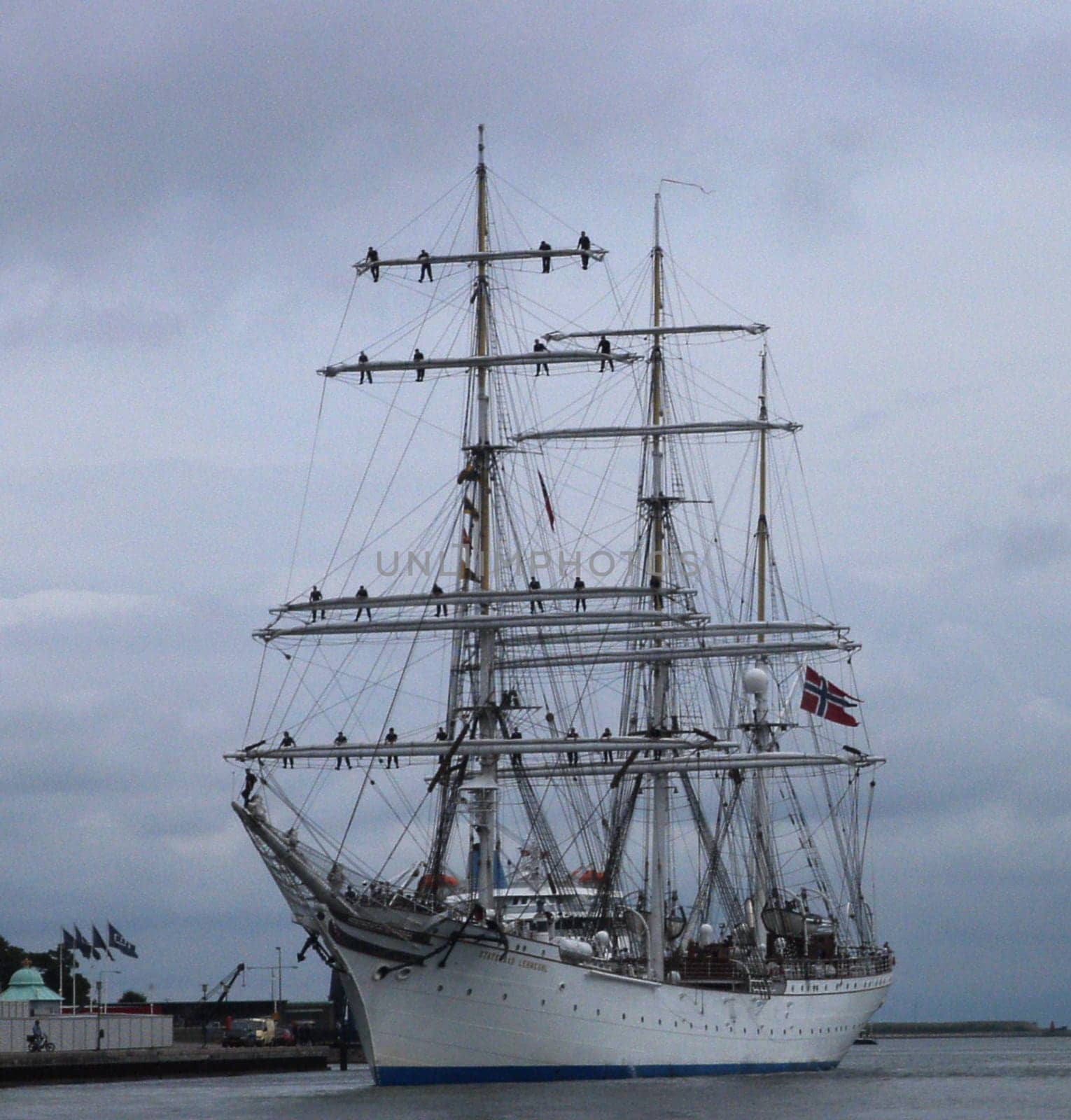 The largest barque in the world. Launched in Bremerhaven in 1914. Named after the initiator State Councillor Lehmkuhl (Norwg.) Homeport: Bergen(Norwg.) Length: 98 m, Sail area:2000 sq.m. Mainmast:48m, Displacement: 1701 t Regular crew: 24