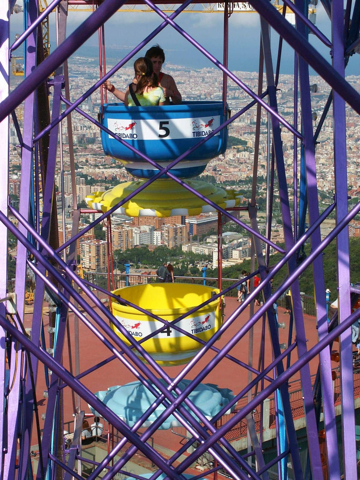 Created in the summer of 2004 in Barcelona. Minolta Dimage 7i.