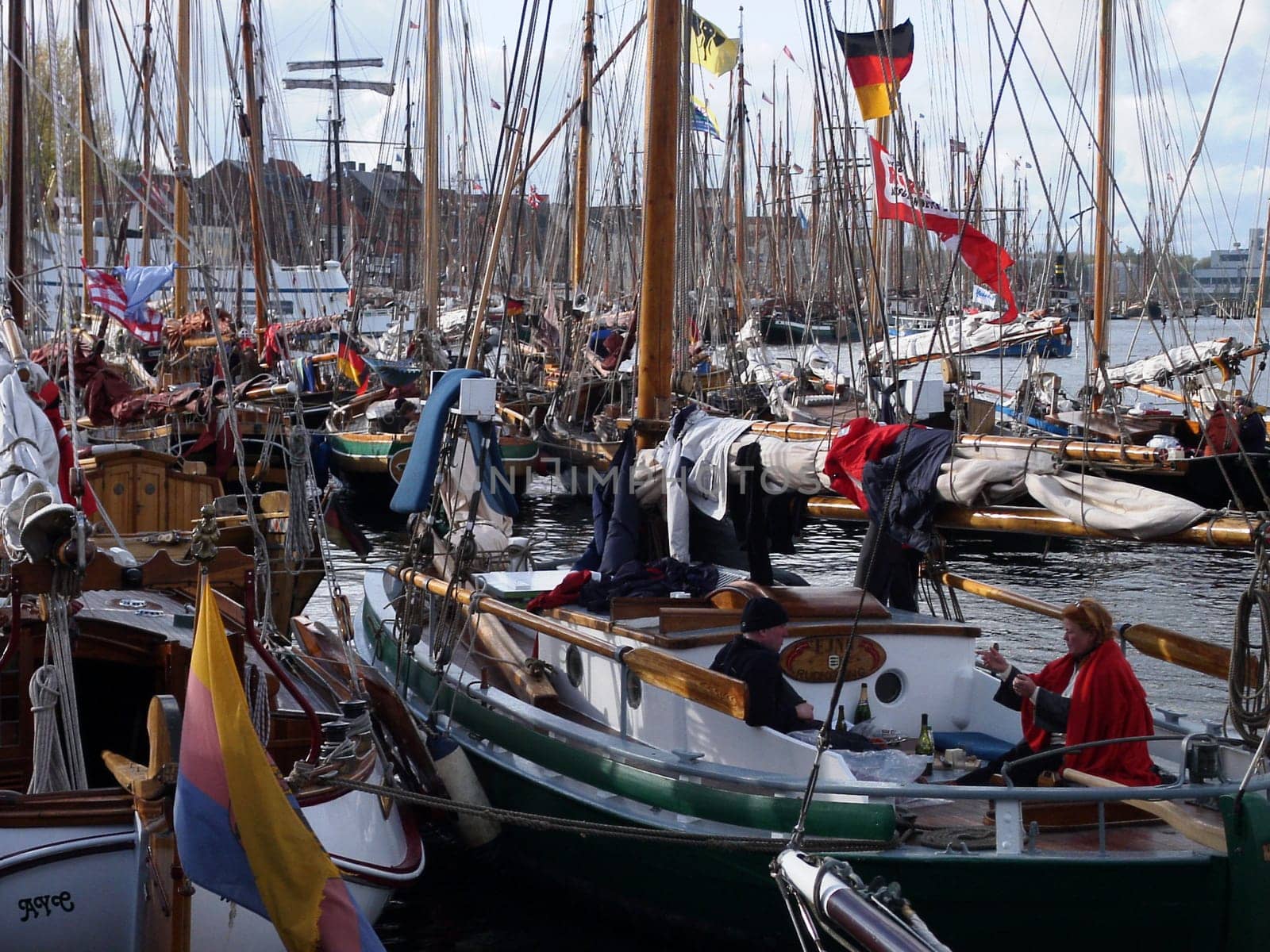 After the regatta,the gaff sailors moor at the tip of the harbour in Flensburg. There is a touch of nostalgia over the harbor.  On land,there is only handmade music without amplifiers. Maritime culture at eye level,according to the organizer
