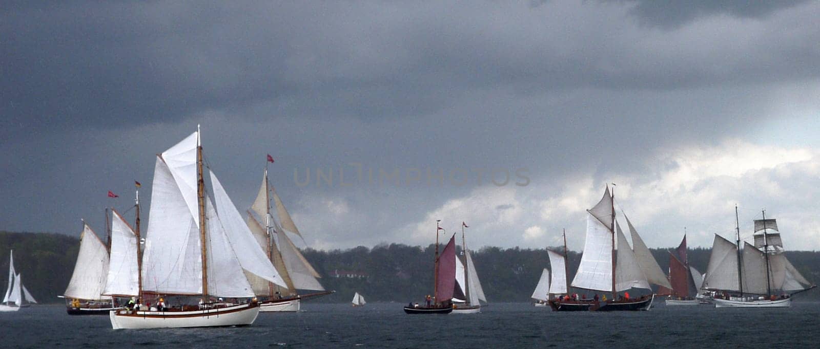 A total of 136 ships were at the start. The rum regatta has been held annually since 1980 on the weekend after Ascension. In 1980 there were 23 traditional sailors - in 1992 even 140. Shortly after take-off,a rain/hailstorm swept across the fjord.