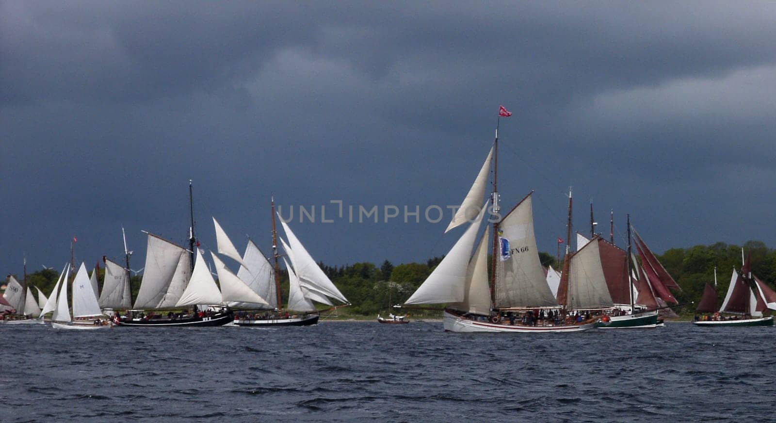 There is always something going on at the turning point of the rum regatta. But true to the motto "Better safe and second than broken and wider"",there is not an unnecessary risk."
