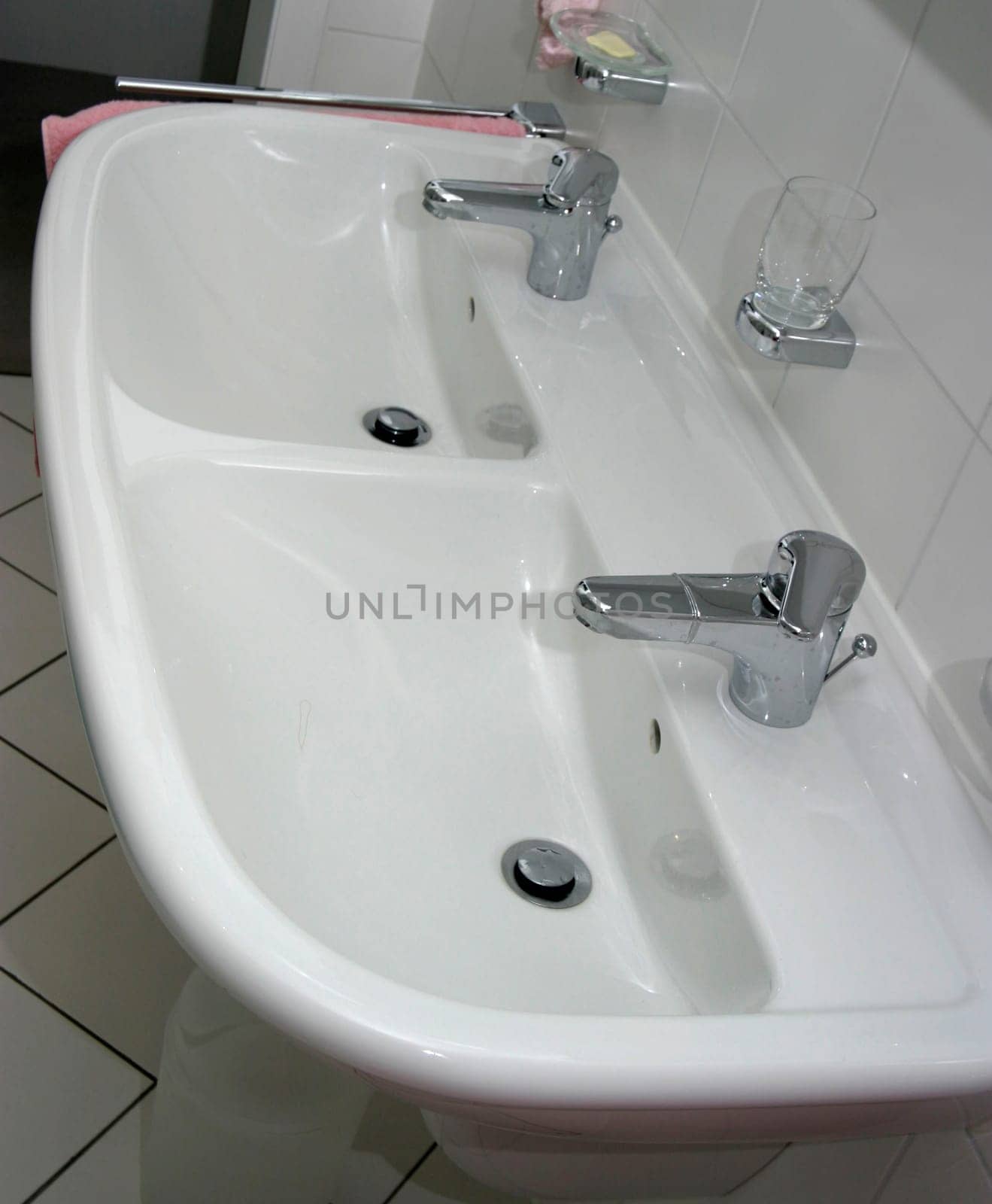 Double washbasin