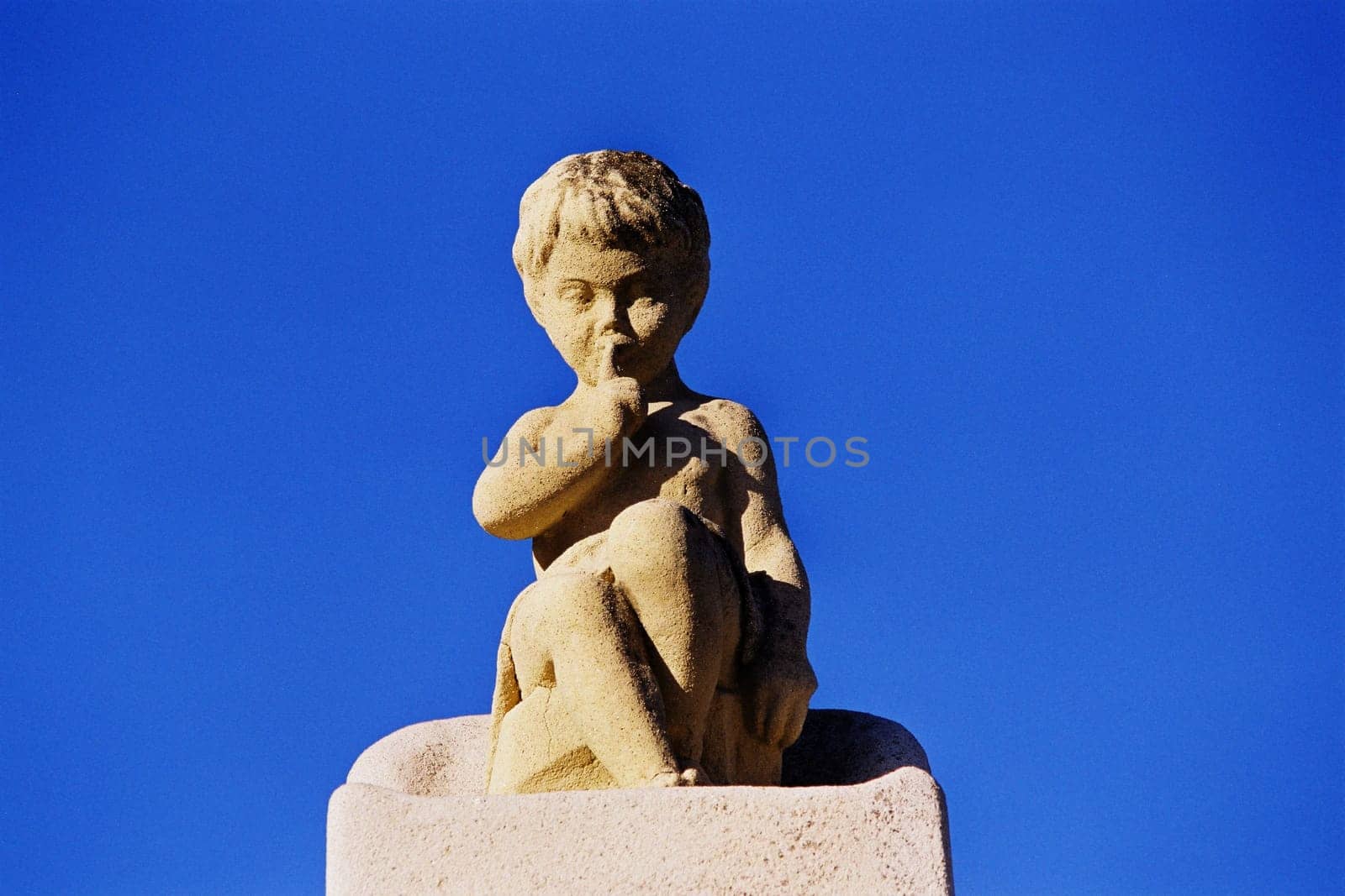 This little angel urges us to calm down the stairs in front of Notre Dame in Marseille...
