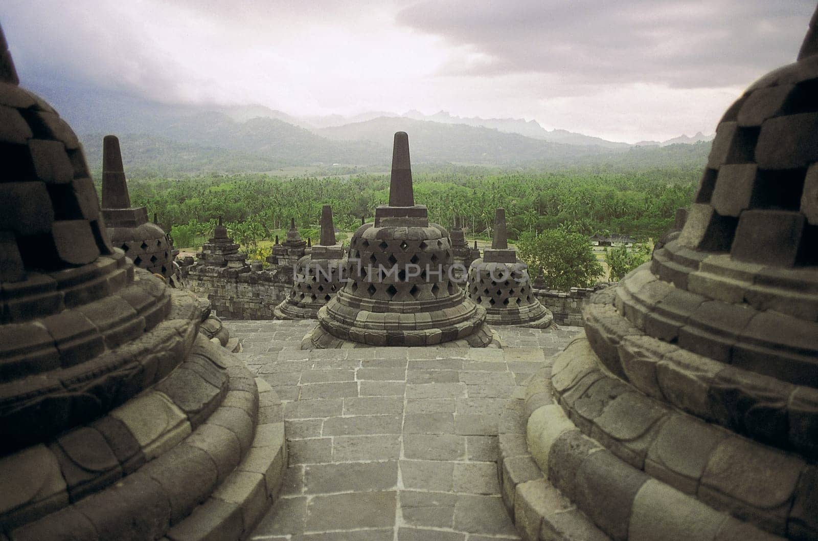 Borobudur in Central Java (Indonesia) is an impressive monument Buddhist architecture. 1472 "Stupas"" characterize the Overall impression of the huge complex."