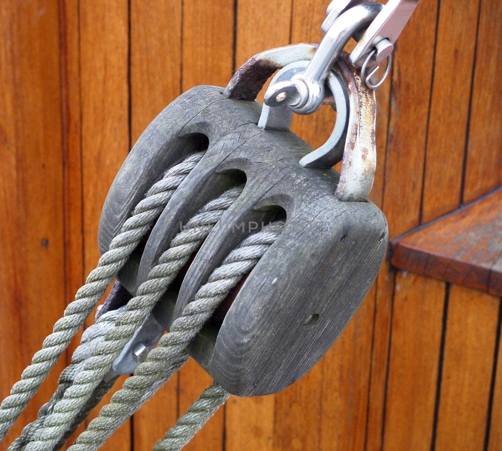 The block is part of a talje (pulley).