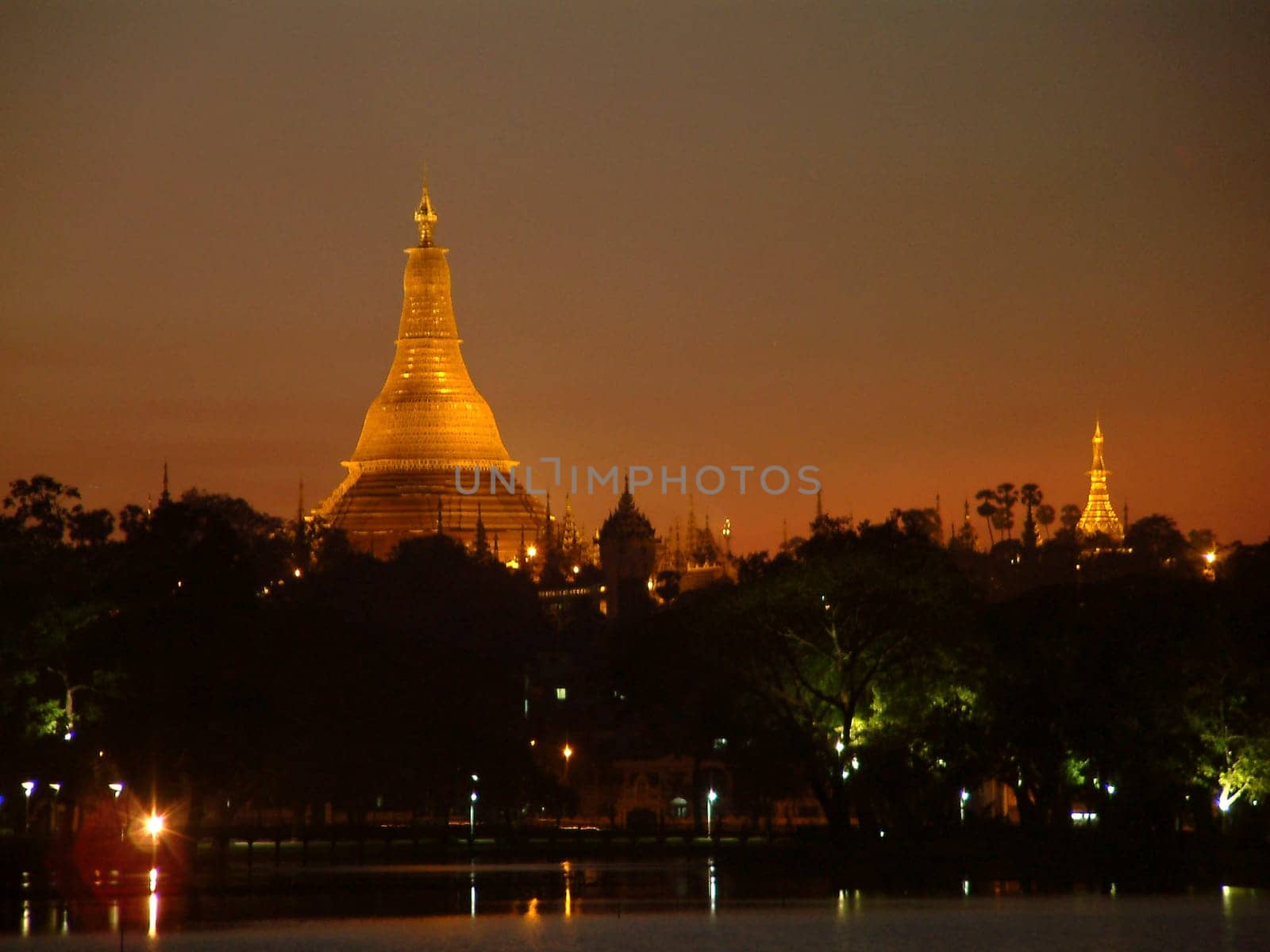 Schwe Dagon Pagoda at night