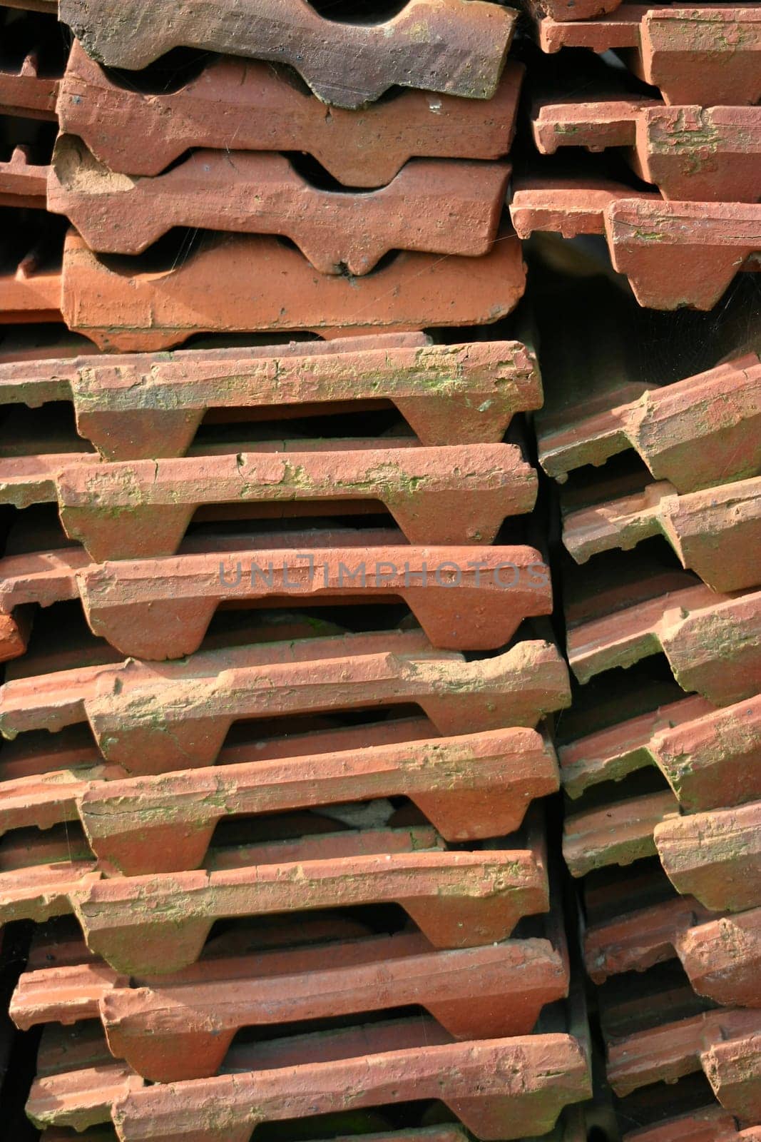 Roof tiles,roof tiles,roof tile stacks,roof breakdown piles,piles,tiles,brick piles,building materials,clay tiles