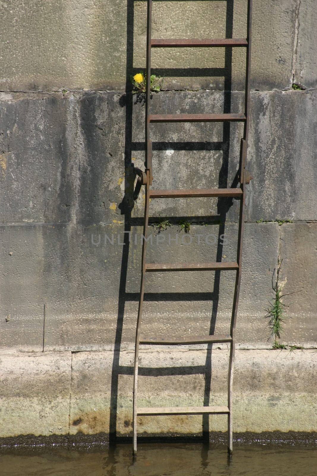 Lock wall
