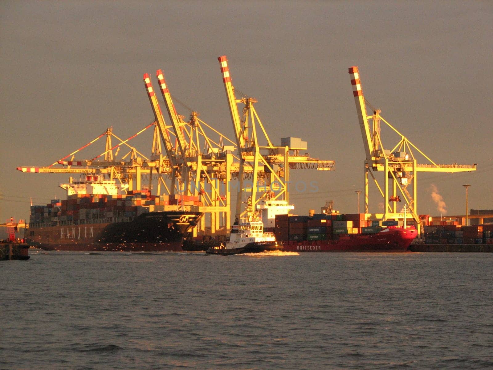The port of Hamburg,this golden light stood just above the port for a short time. Therefore,spontaneous pictures from the hand