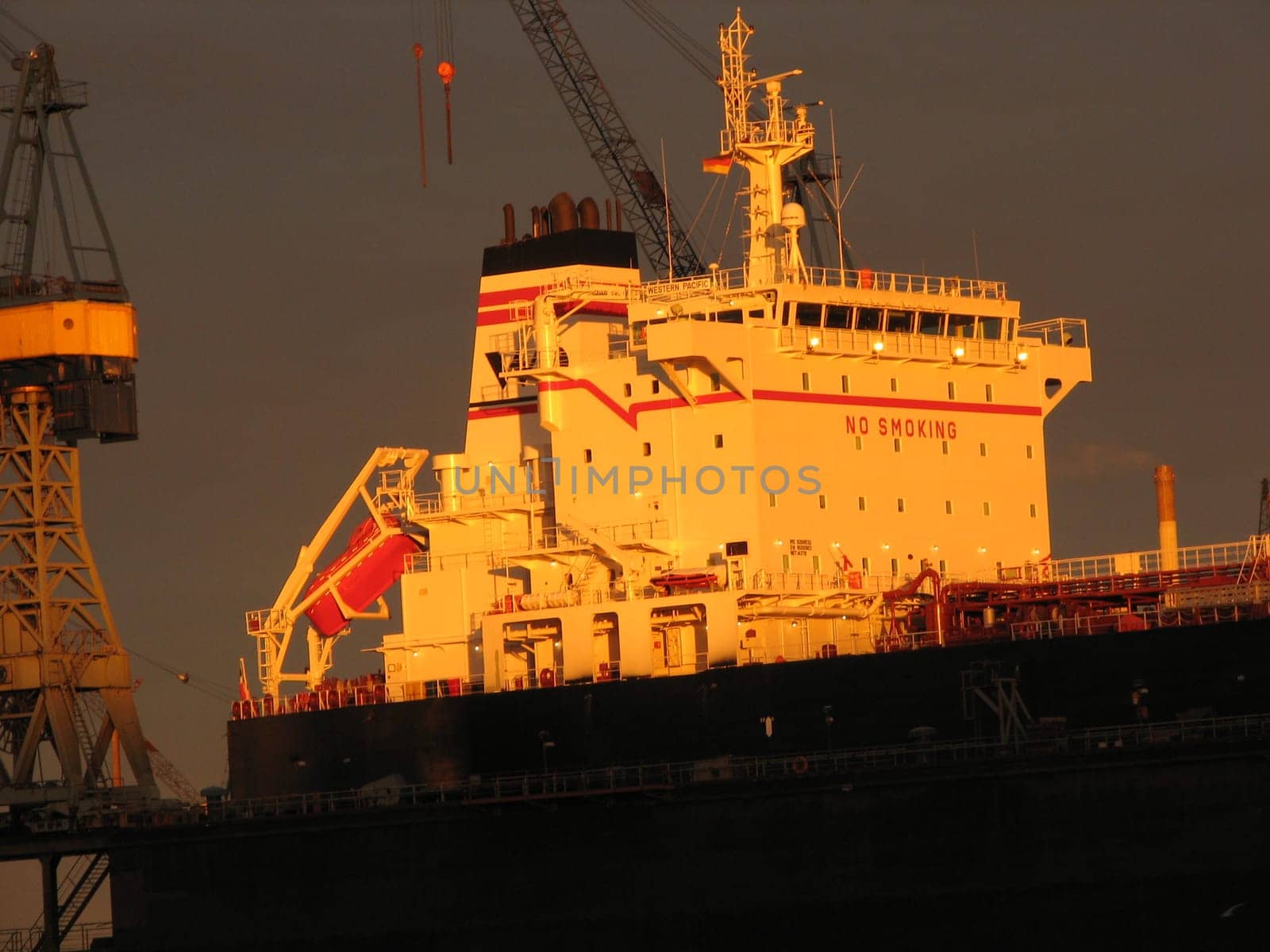 The port of Hamburg,this golden light stood just above the port for a short time. Therefore,spontaneous pictures from the hand. I didn't edit the images.