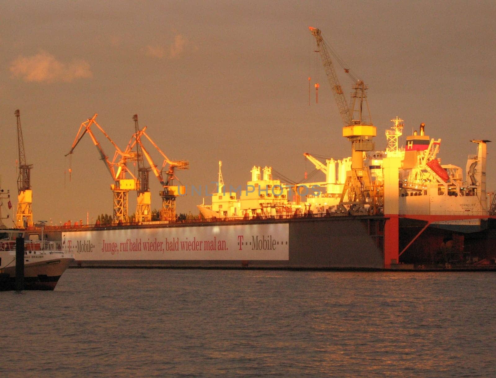 The port of Hamburg,this golden light stood just above the port for a short time. Therefore,spontaneous pictures from the hand.
