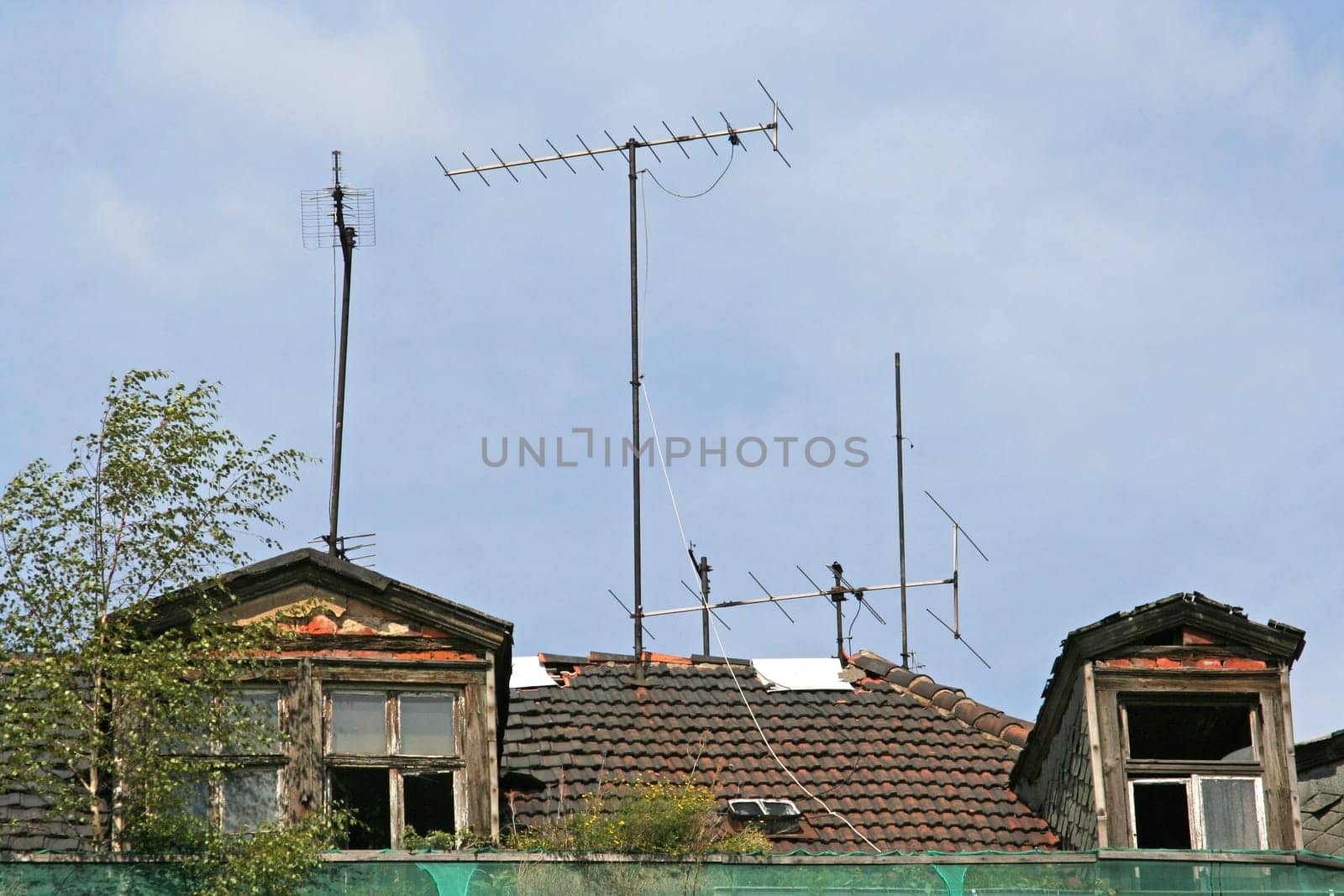 15 years after the fall of the Berlin Wall,even the western antennas are still standing!