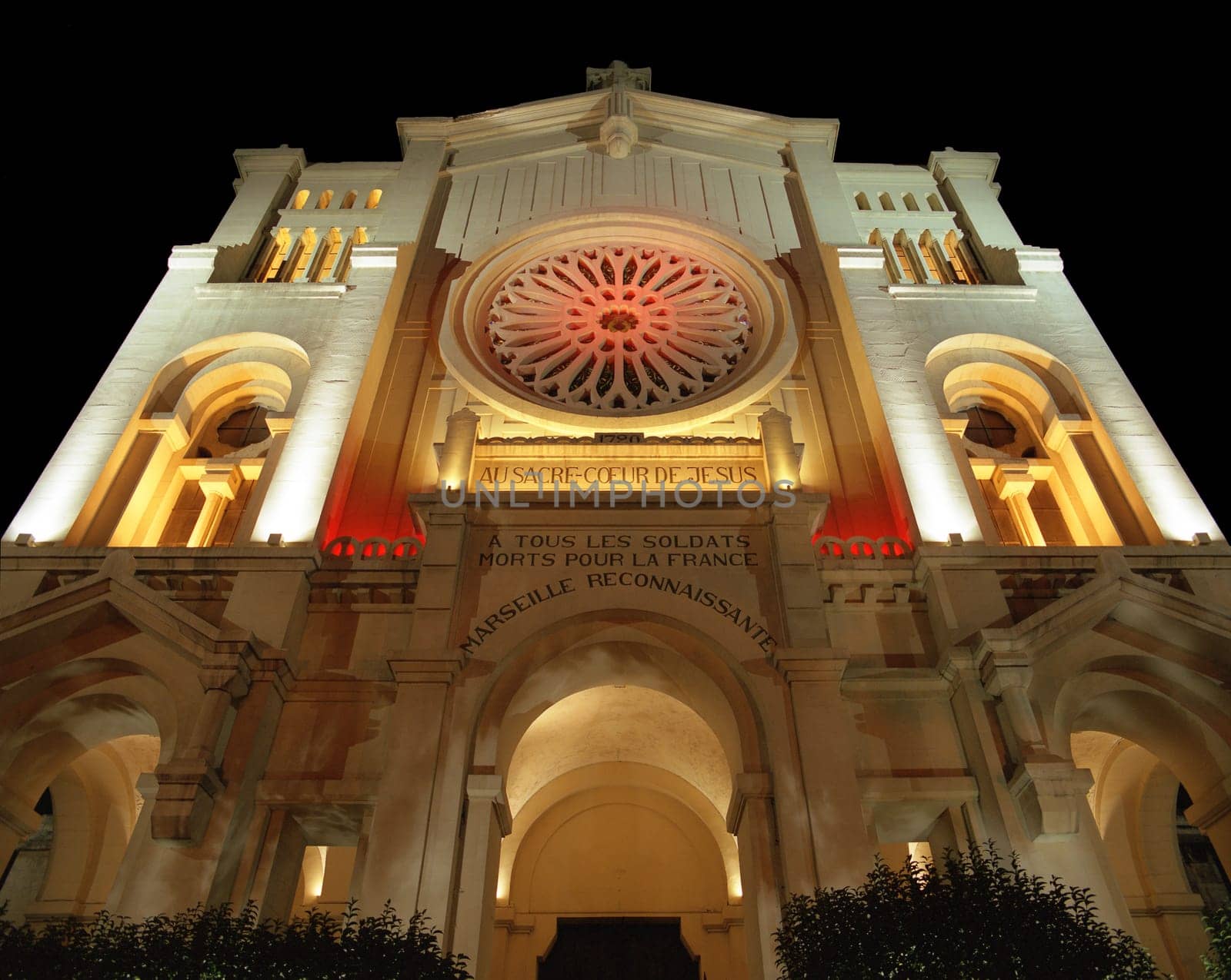 At night in front of the Sacré Ceur in Marseille on the Avenue de Prado... Pentax 45mm 6x7,aperture 8-11,1s,scan from film - no post-processing (except dust removal)