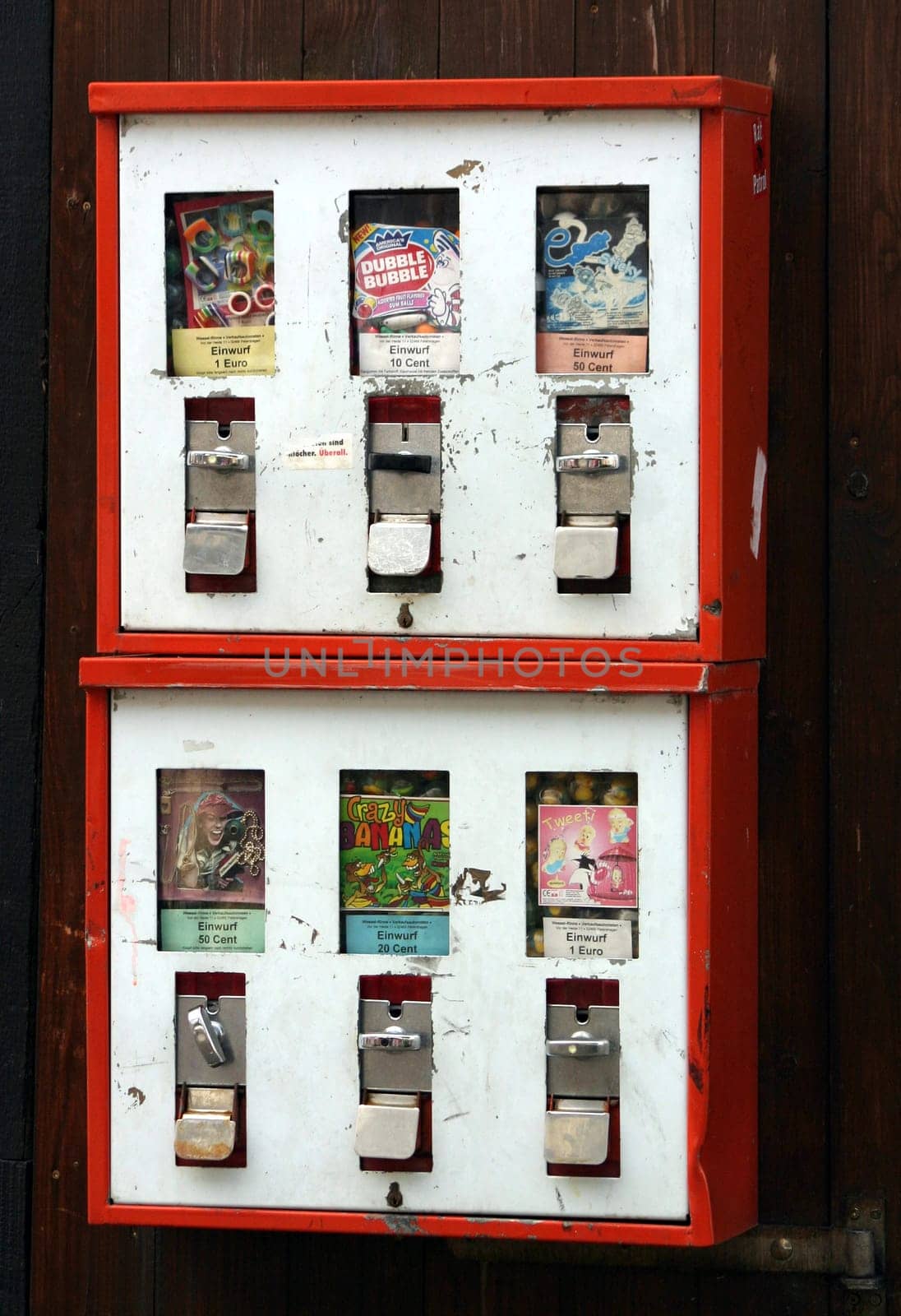 Vending machine battery