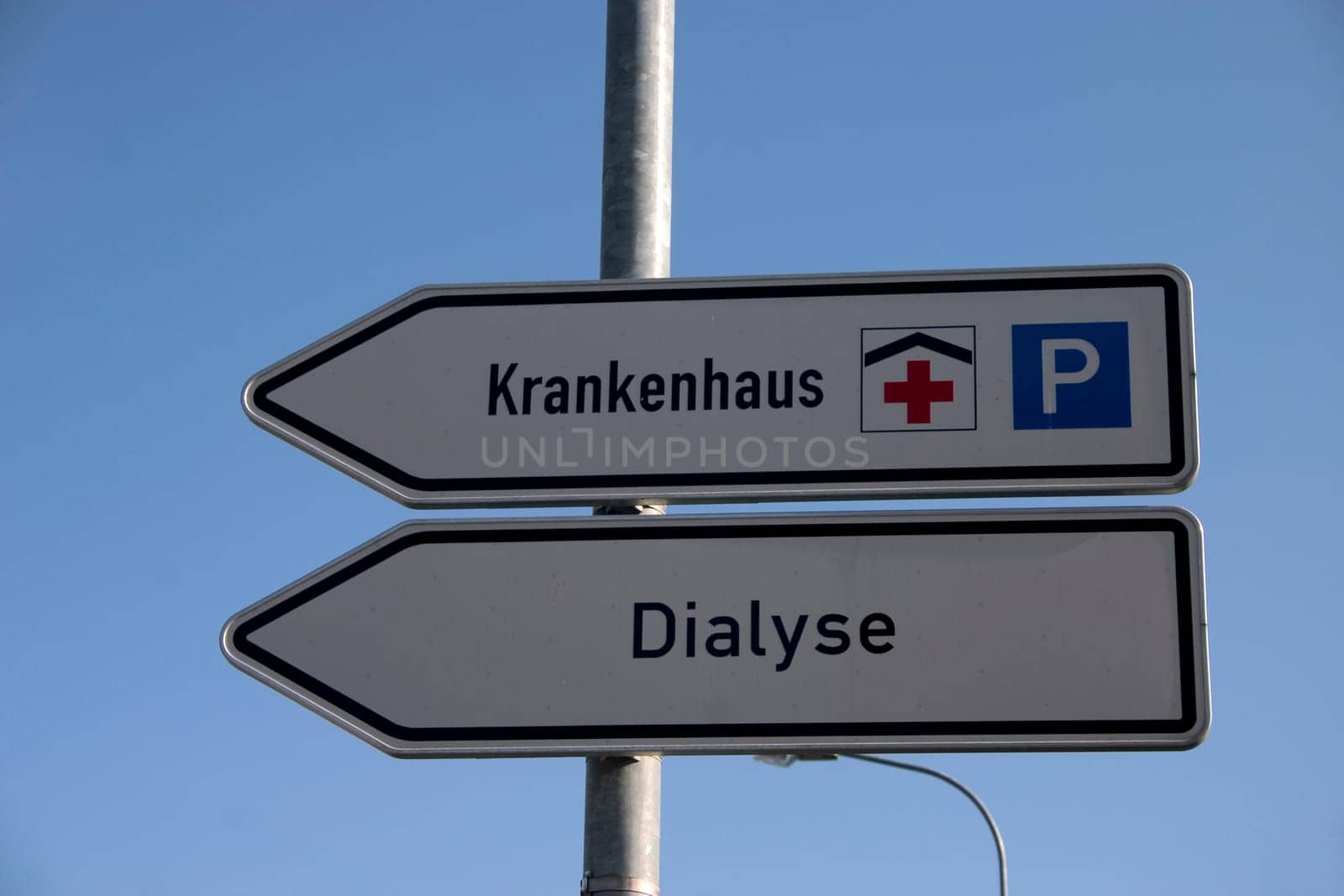 Signs to the hospital