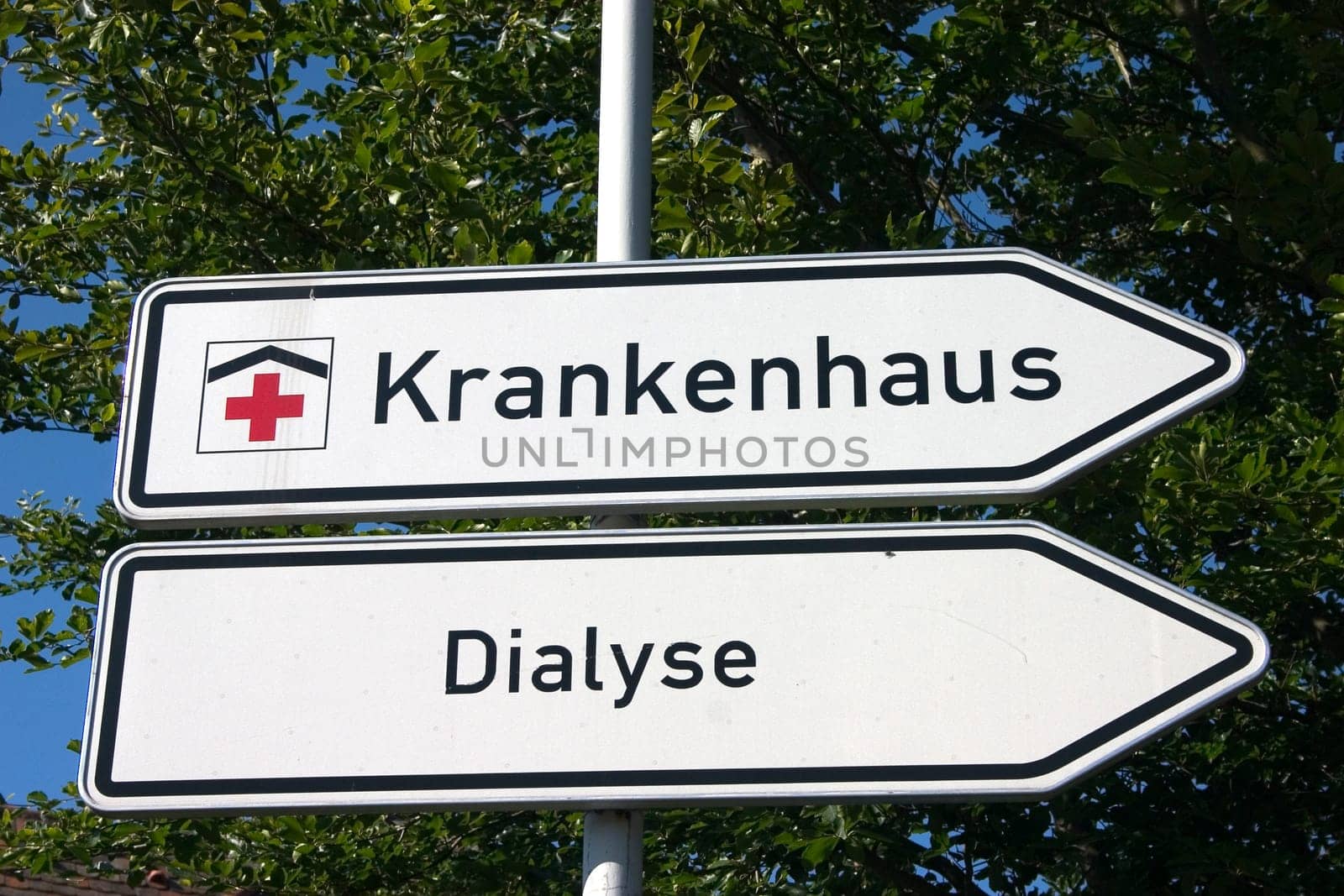 Signs to the hospital