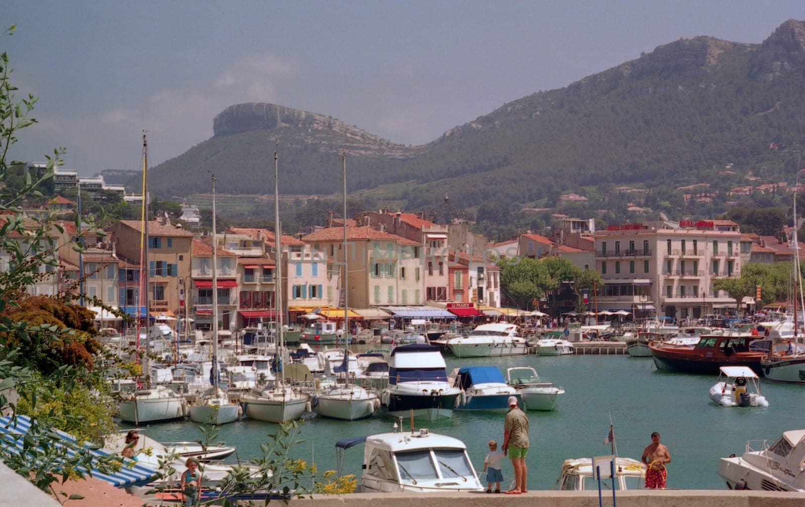 ... an alternative to Nice (25 minutes by bus from Marseille)...