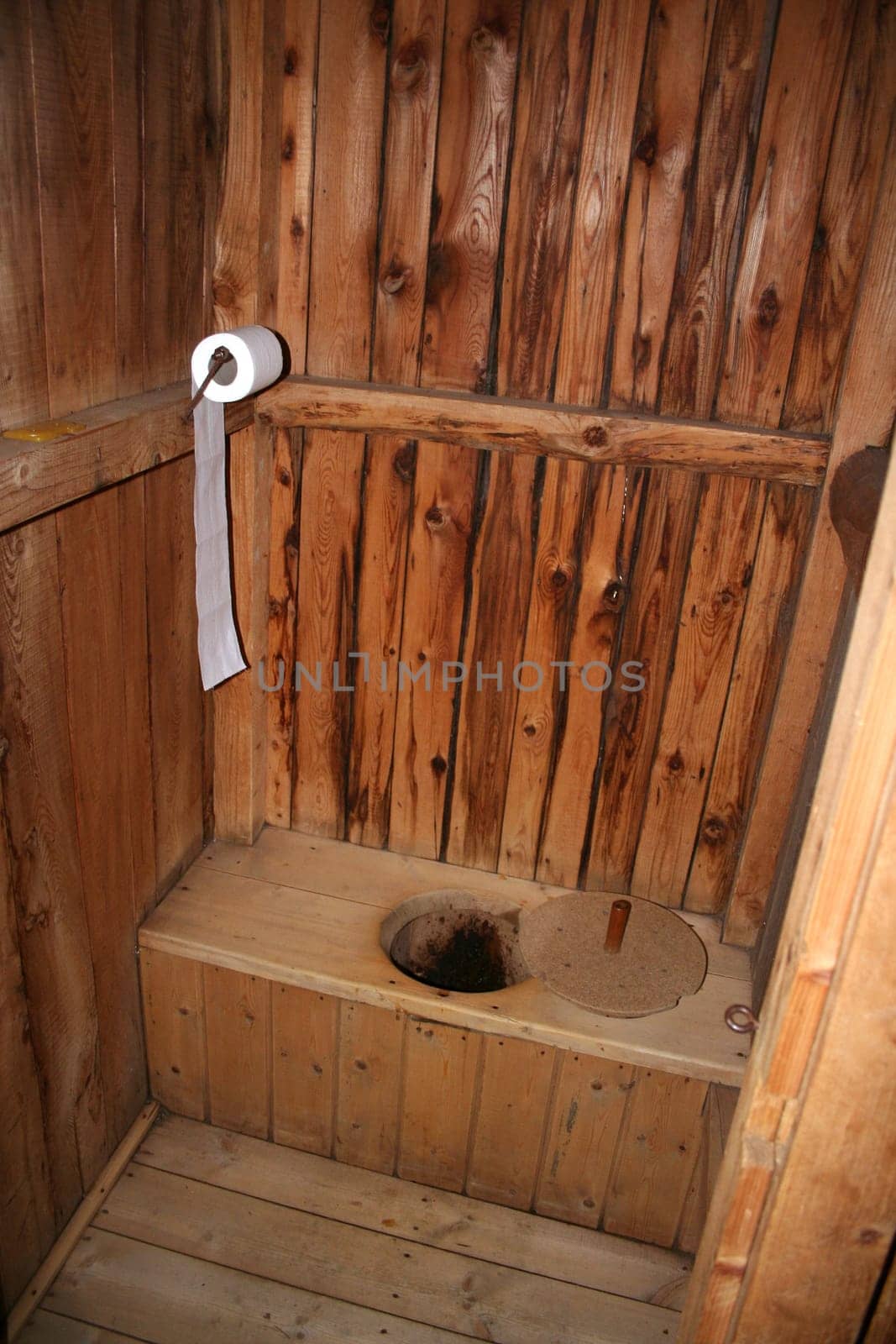 ... an alpine hut on the Sciliar - after all,already equipped with real toilet paper :-)