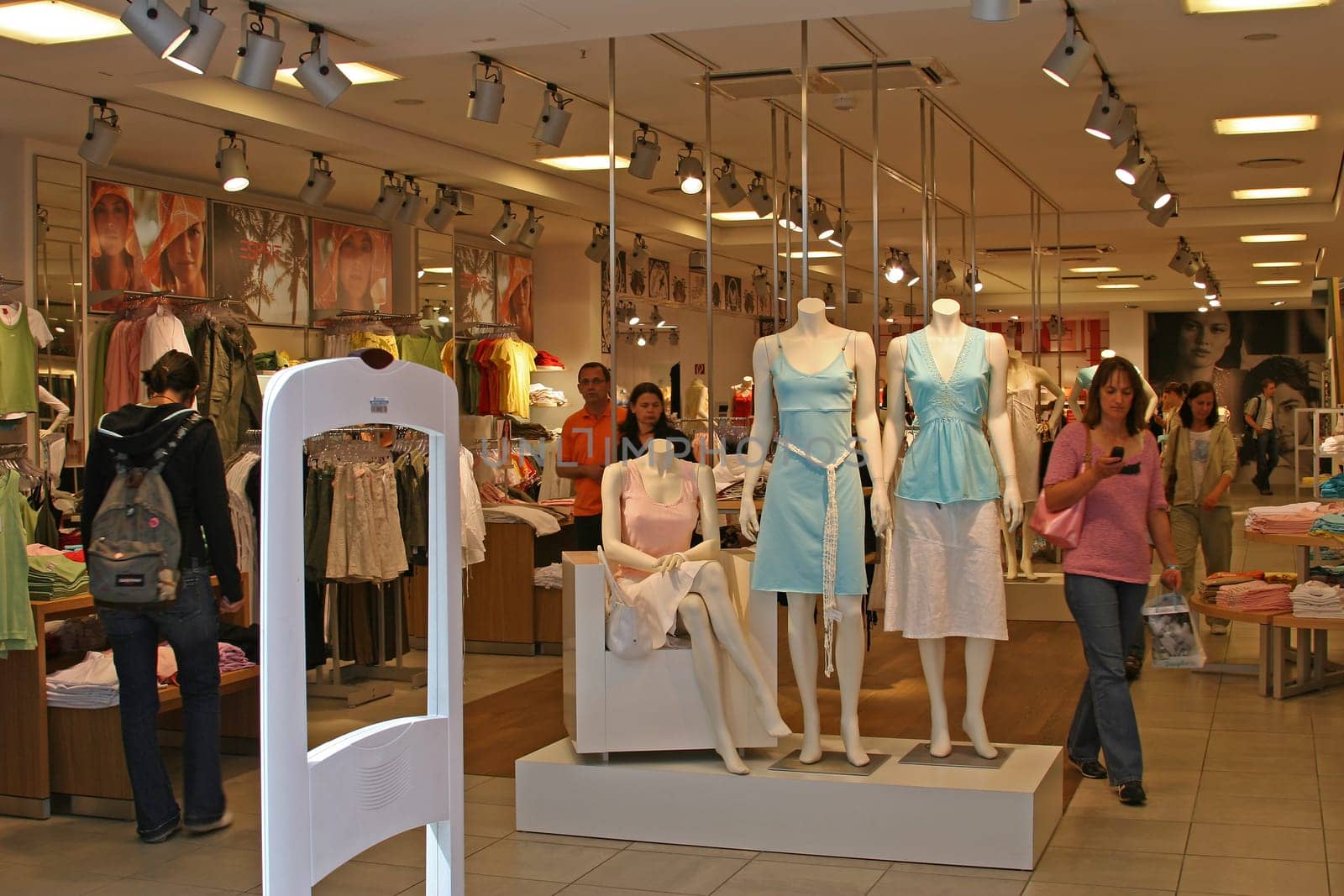 fashion or fashionable or (fashion runway) or (fashion style) without isolated without background
