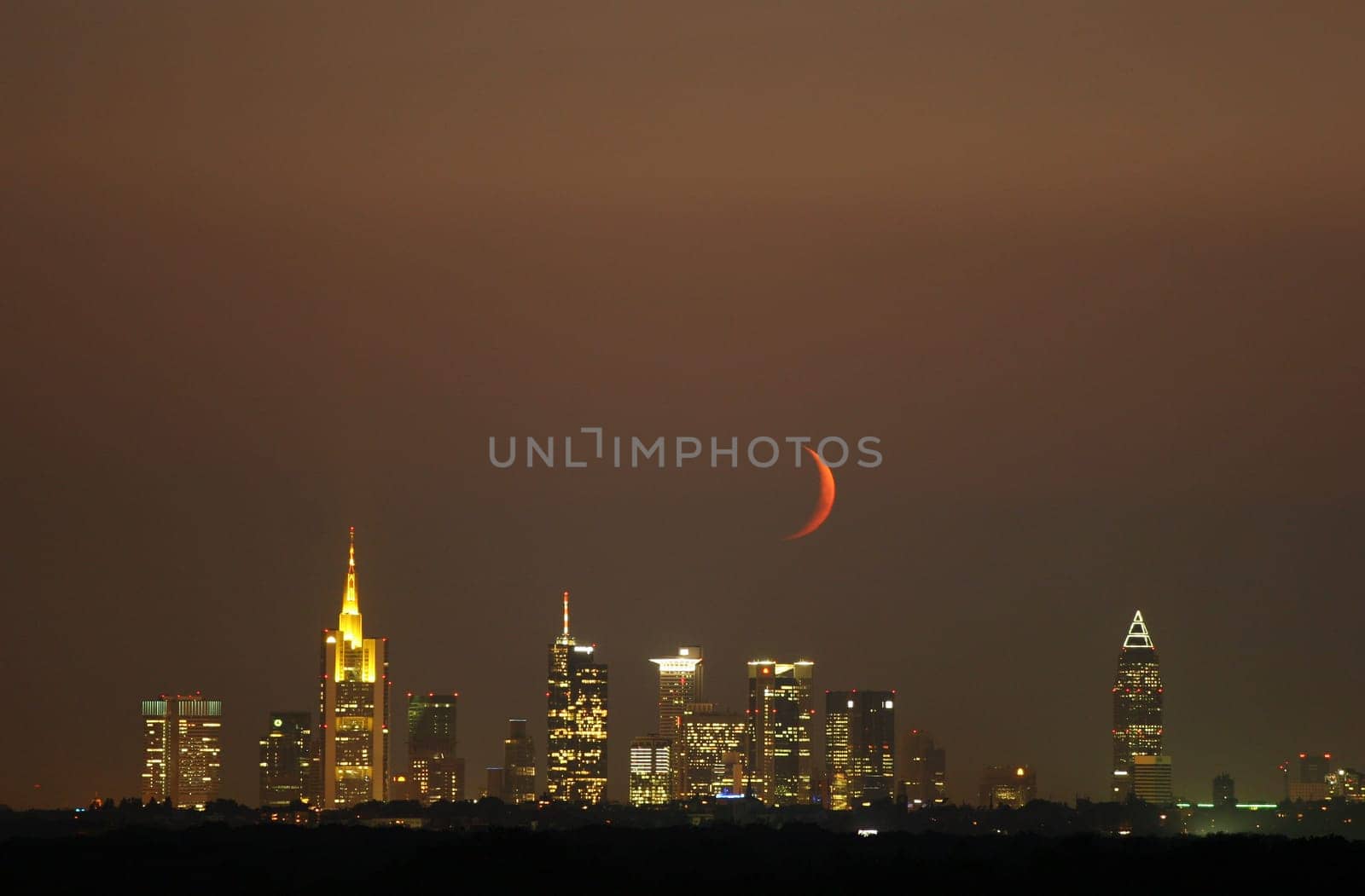 Saw it last night. The moon moved about 15 minutes over Frankfurt until it disappeared again. no EBV. Moon is also not copied into it.  EDIT: Improved colors and sharpness