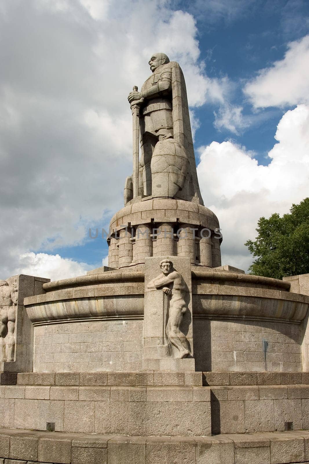 Bismarck Monument 02