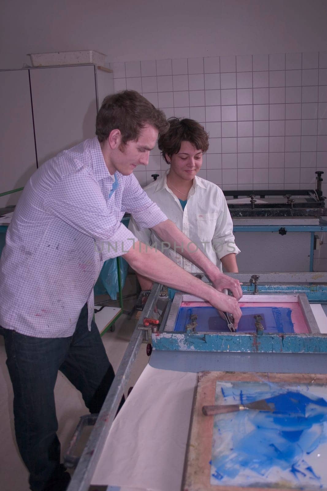 Application of the ink on paper using the screen printing process