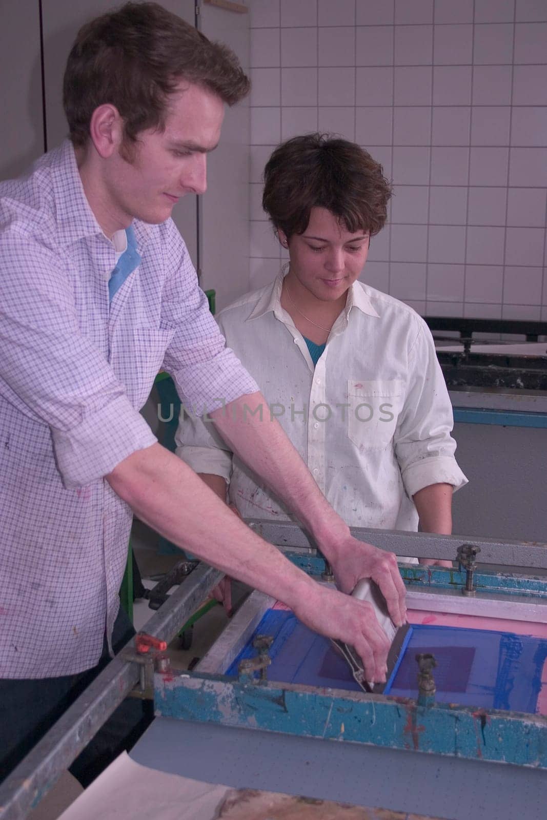 Application of the ink on paper using the screen printing process