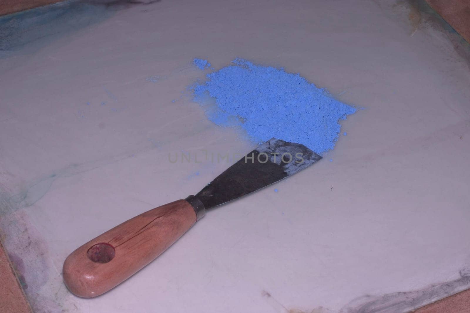 Spatula and blue color pigments
