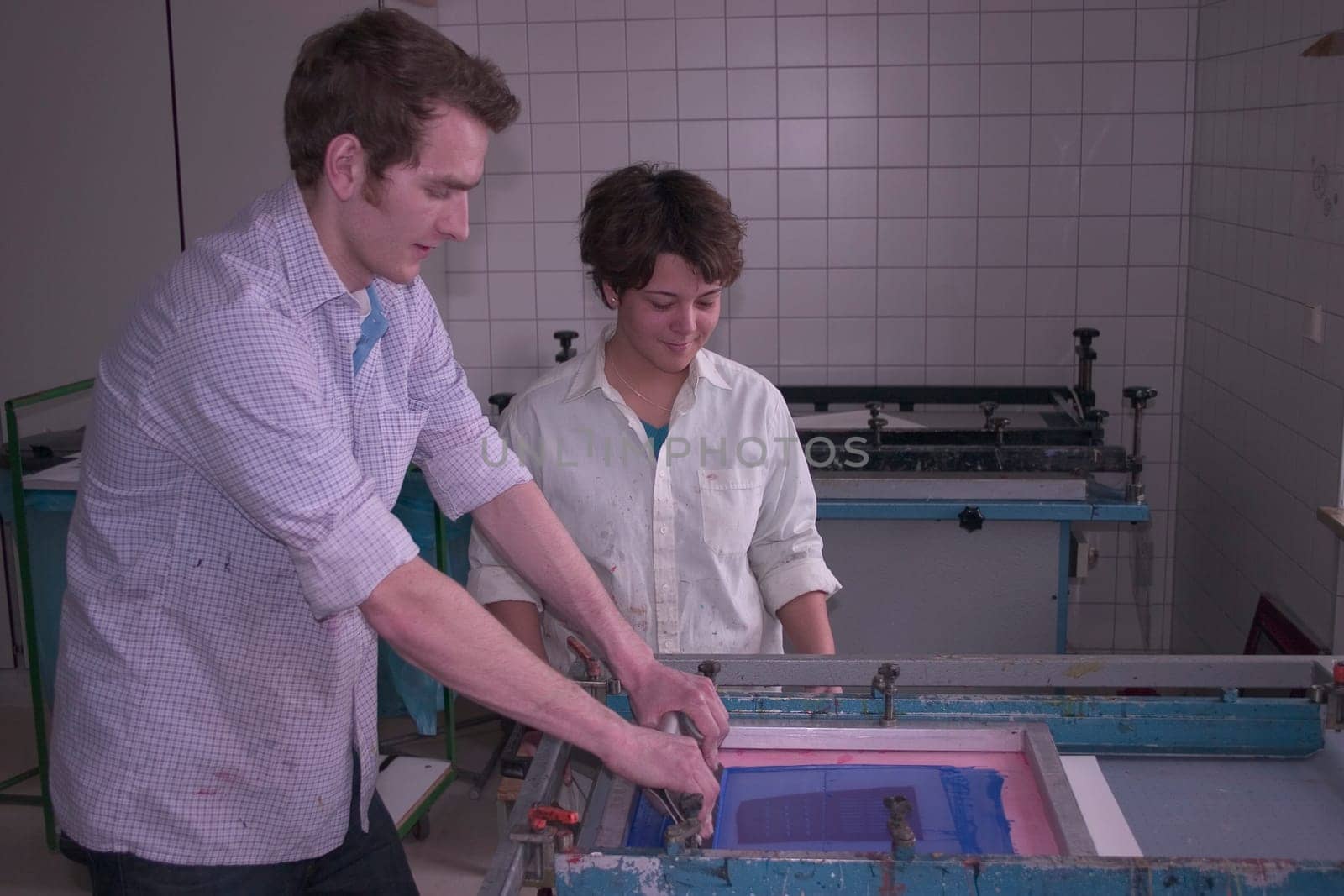 Application of the ink on paper using the screen printing process