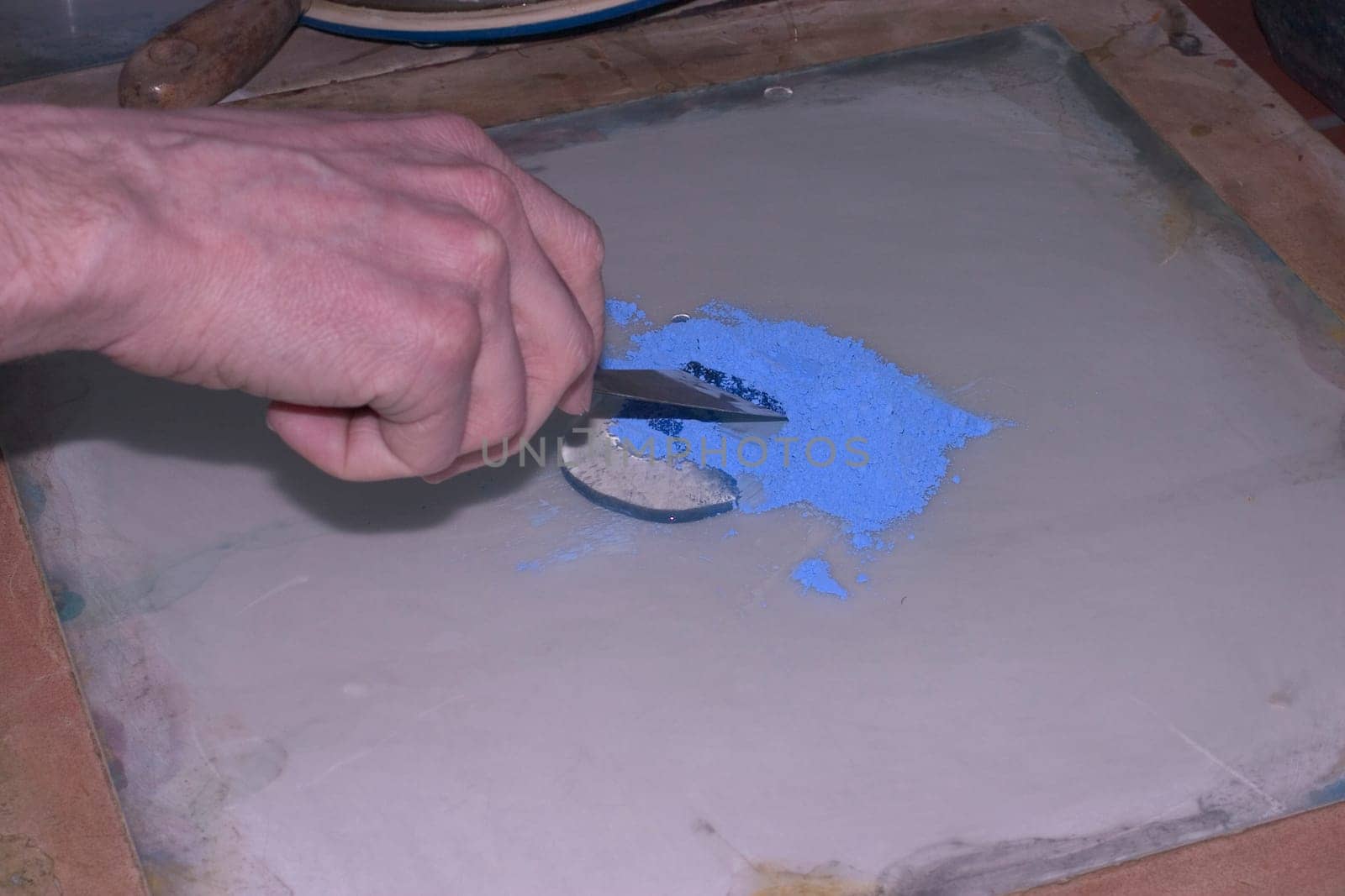 Mixing the ink for the screen printing process