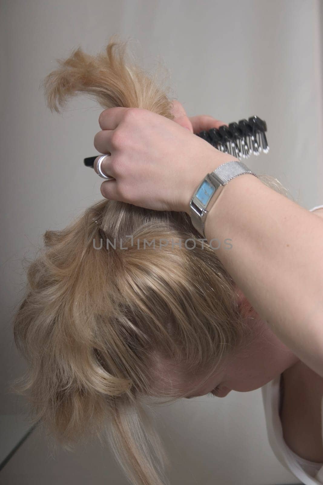 Putting on an updo - continuous shooting 1 of 9