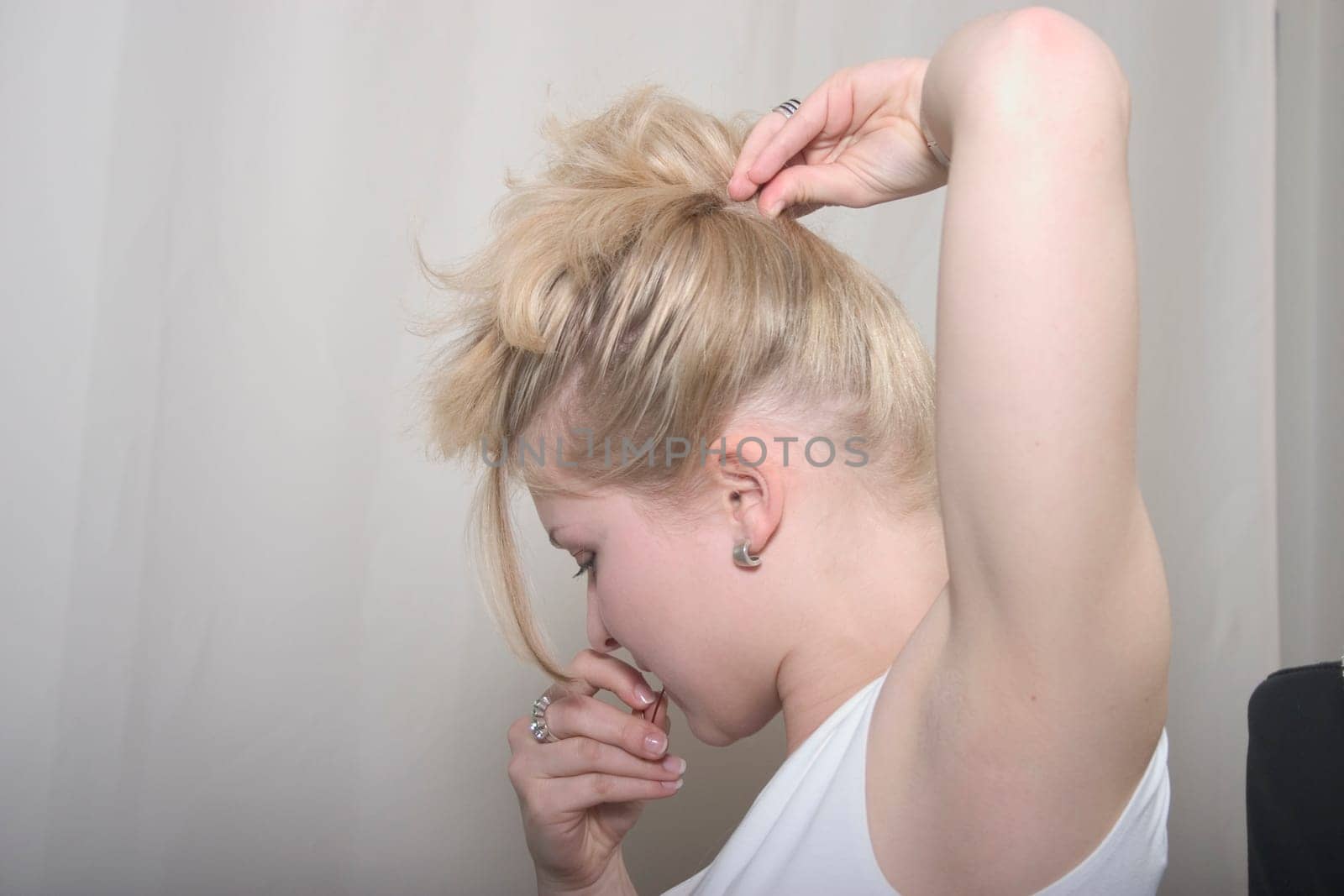 Putting on an updo - continuous shooting 4 of 9