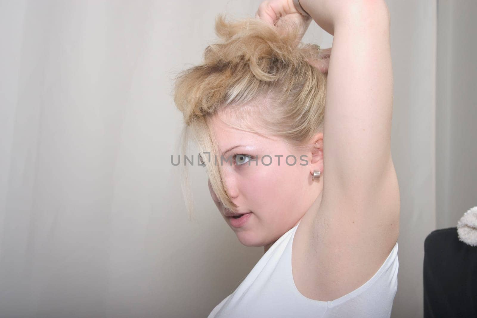 Putting on an updo - continuous shooting 5 of 9
