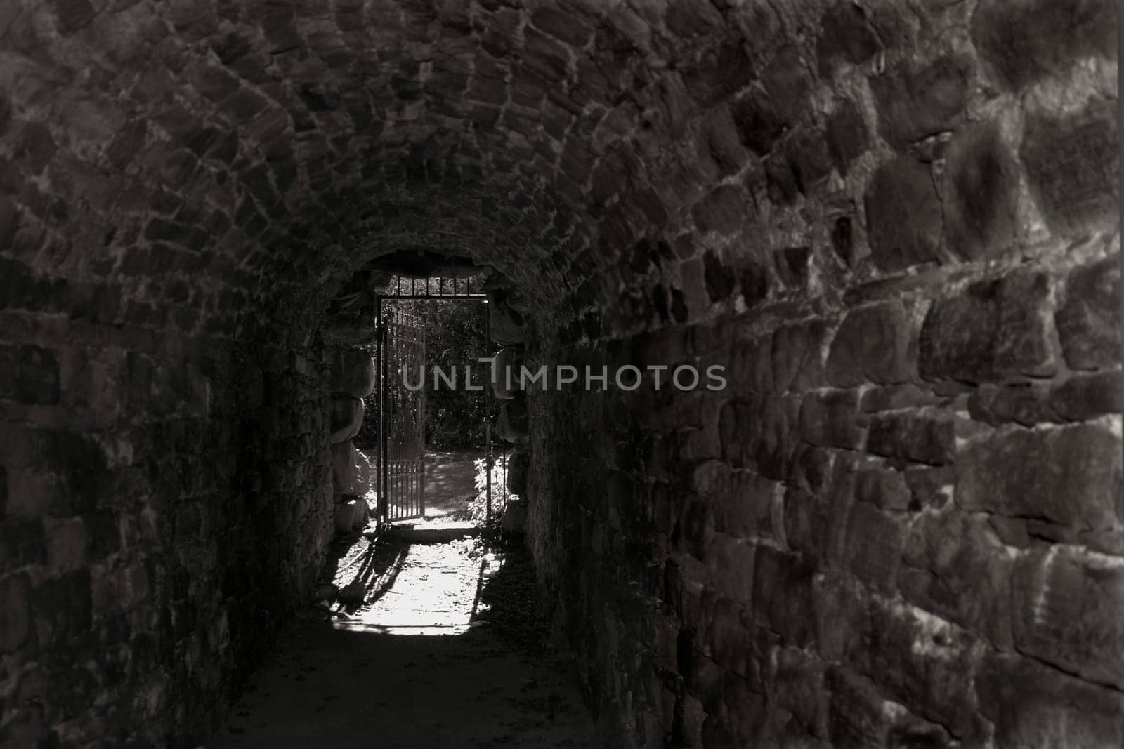 In the vault under the temple of Mercury,one could be frightened if there were not also a light shaft and an exit.
