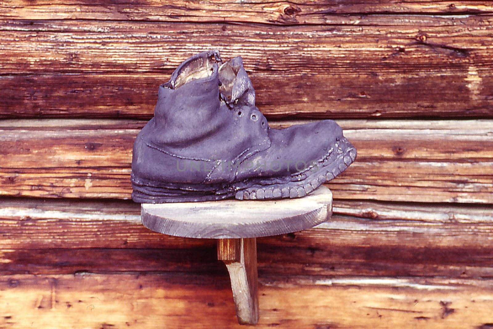 I discovered this shoe in Oberstdof in the Allgäu. ( scanned from the slide )