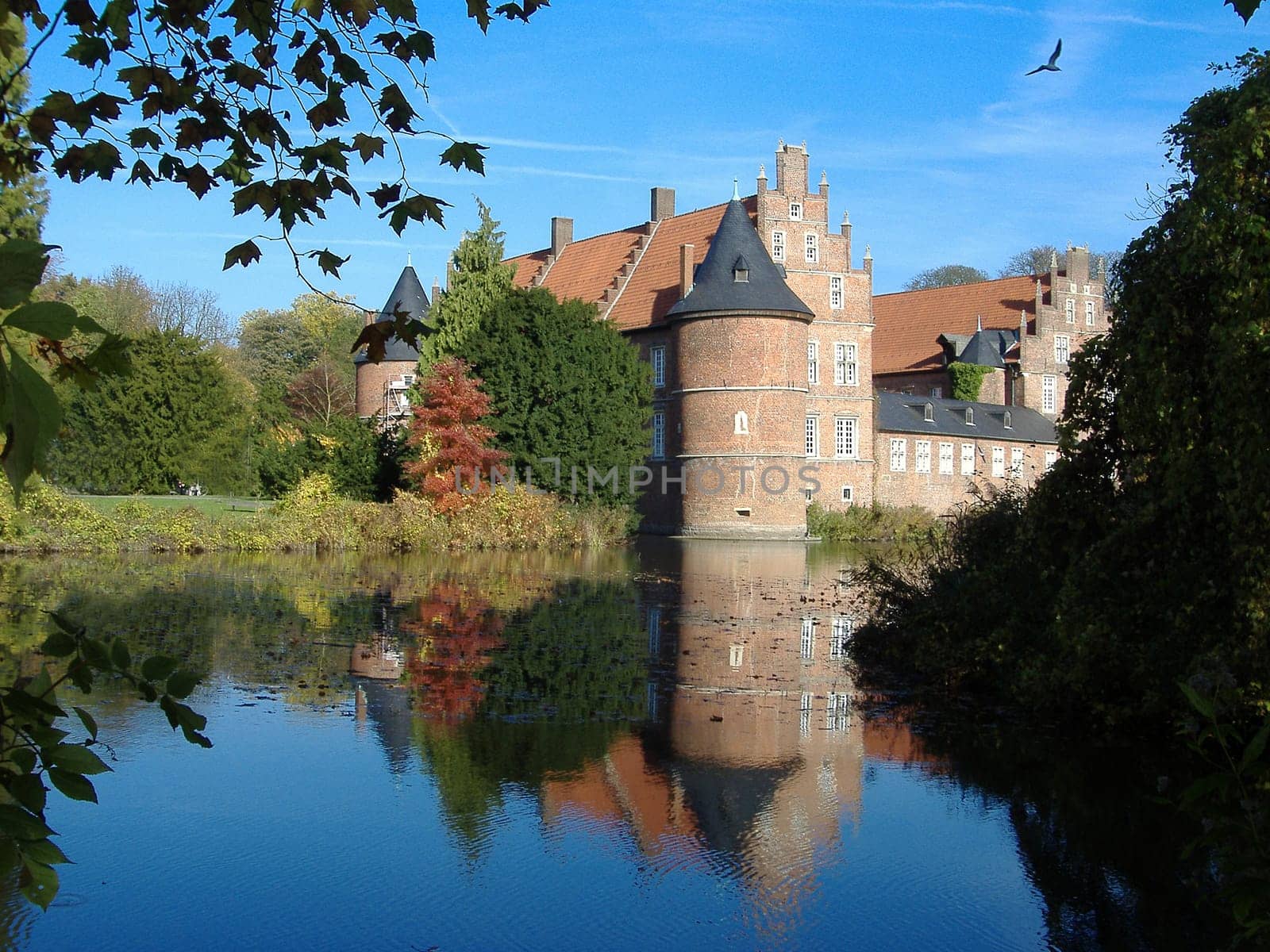 In the middle of an old English landscape park,right on the edge of Herten's city centre,lies the moated castle of Herten,which was first mentioned in a document in 1376. Since its renovation in the 70s,Herten Castle has been one of the most beautiful architectural monuments