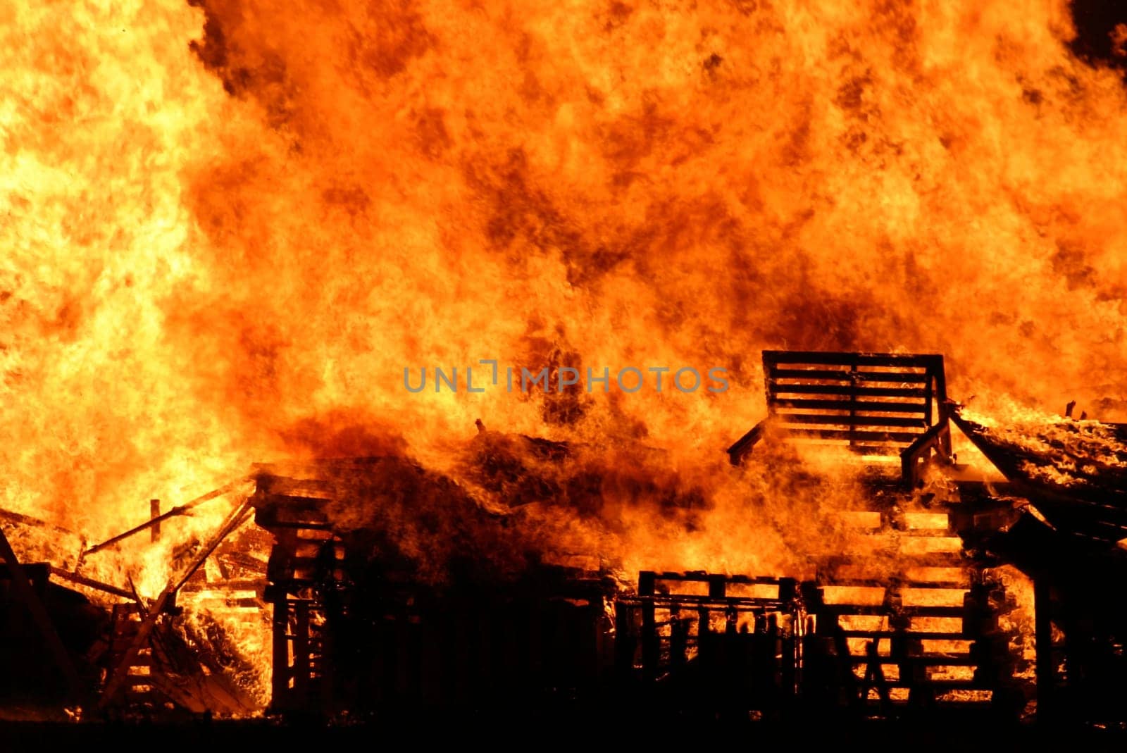 Like every year there was a campfire,but it was smaller than last year,but still very impressive. Here is a brief explanation of the origin of these celebrations: 06.11. Guy Fawkes Day (GB)