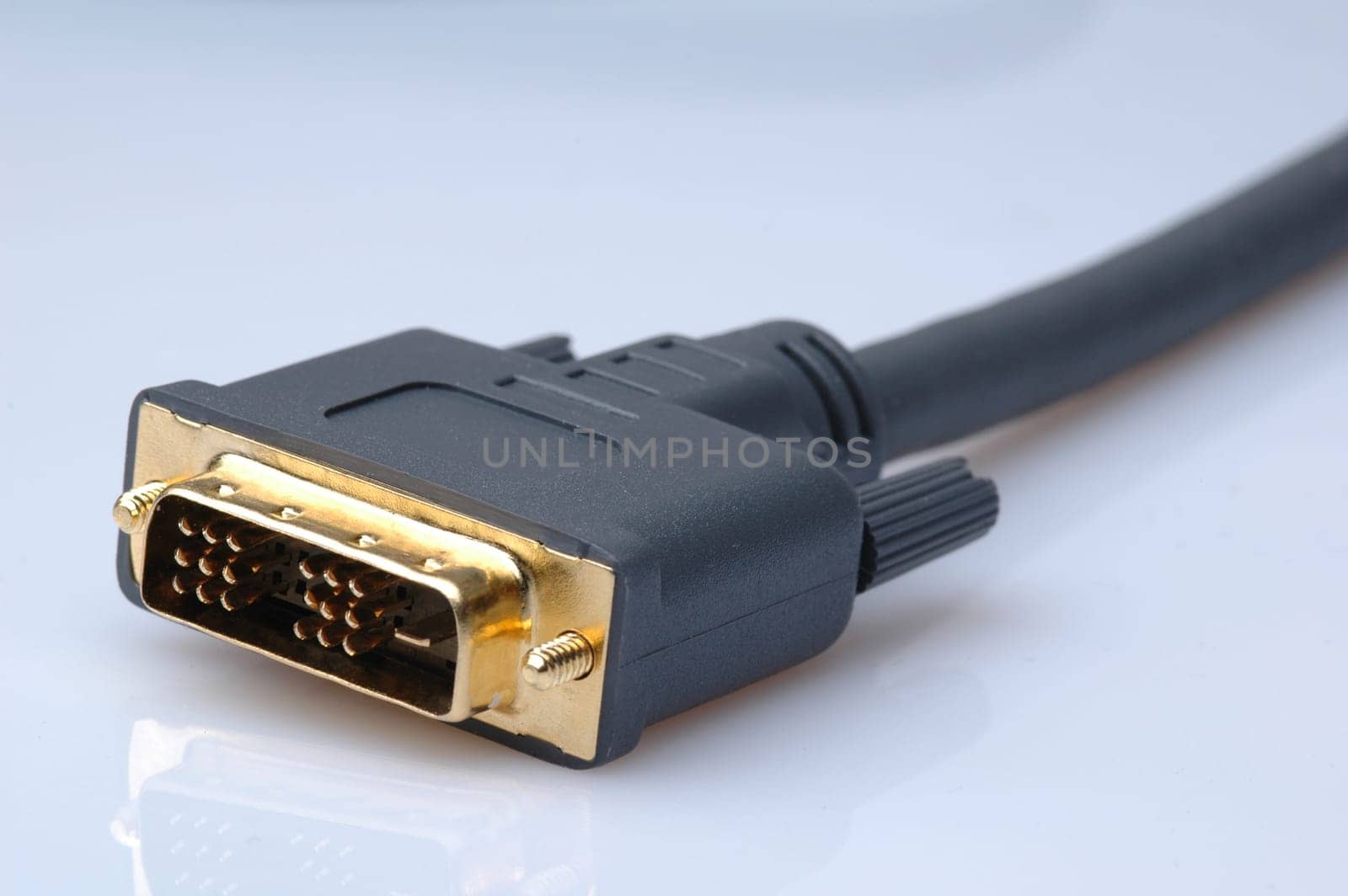 Plug/cable for digital transmission of image and sound