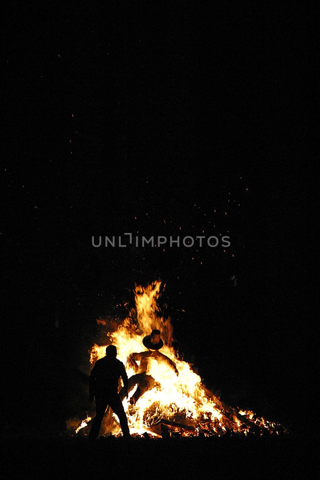 05.11.2005 A Guy Fawkes Bonfire celebration on the occasion of the 400th anniversary of the Gunpowder plot in London. Lighting a funeral pyre on November 5th and celebrating 'Guy Fawkes Night' is a British tradition that I also follow here at the T