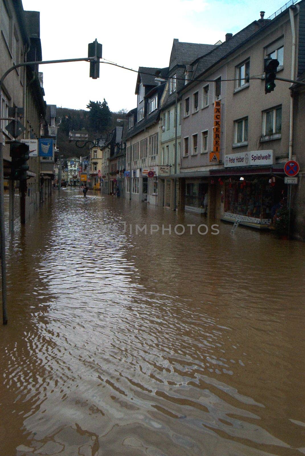 Unfortunately,I had to leave the picture so gloomy,otherwise in my opinion the mood of the flood would be gone
