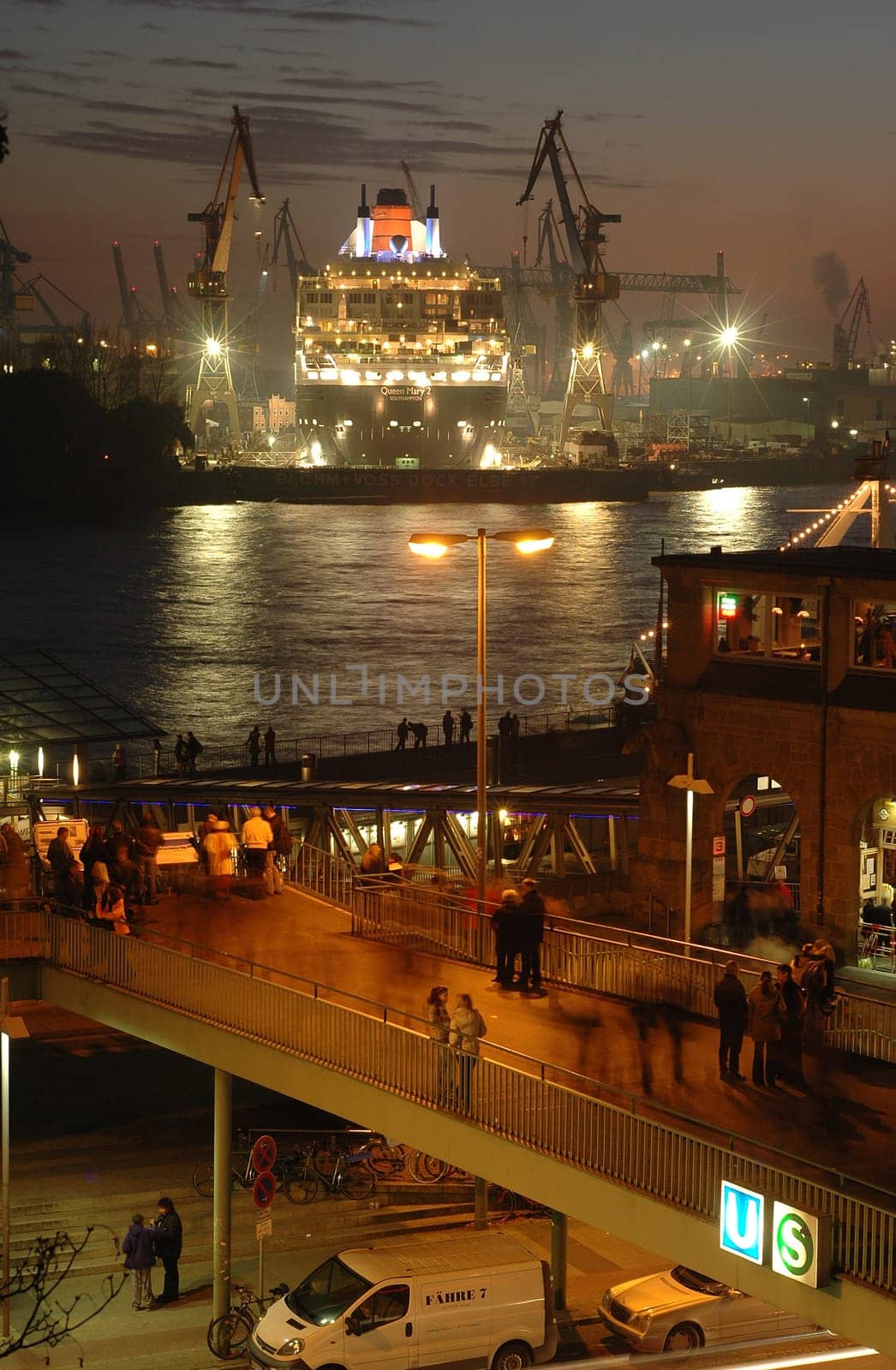 The Queen Mary 2 is being serviced in Hamburg by Blohm + Voss and cancelled by 9.11.2005 - 19.11.2005