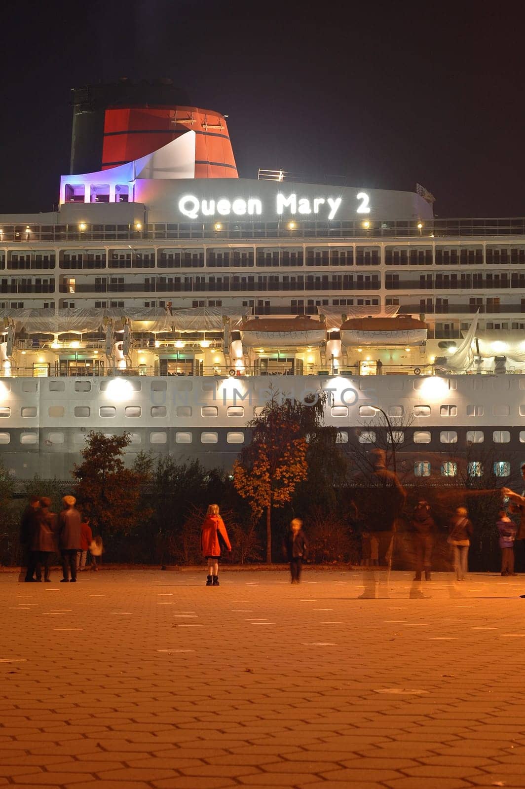 The Queen Mary 2 is being serviced in Hamburg by Blohm + Voss and cancelled by 9.11.2005 - 19.11.2005