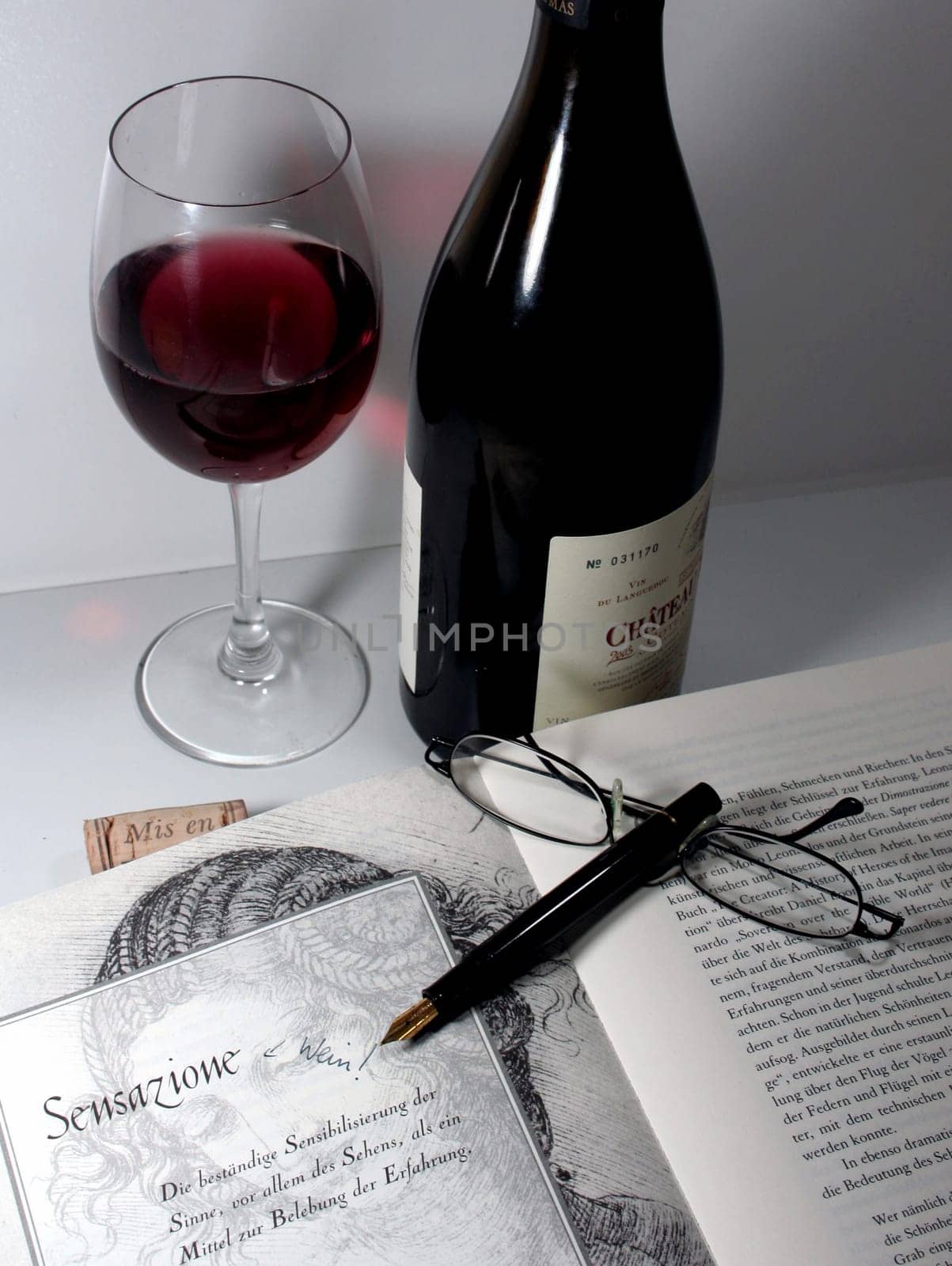 With a good glass of Rotwei,you can enjoy reading comfortably
