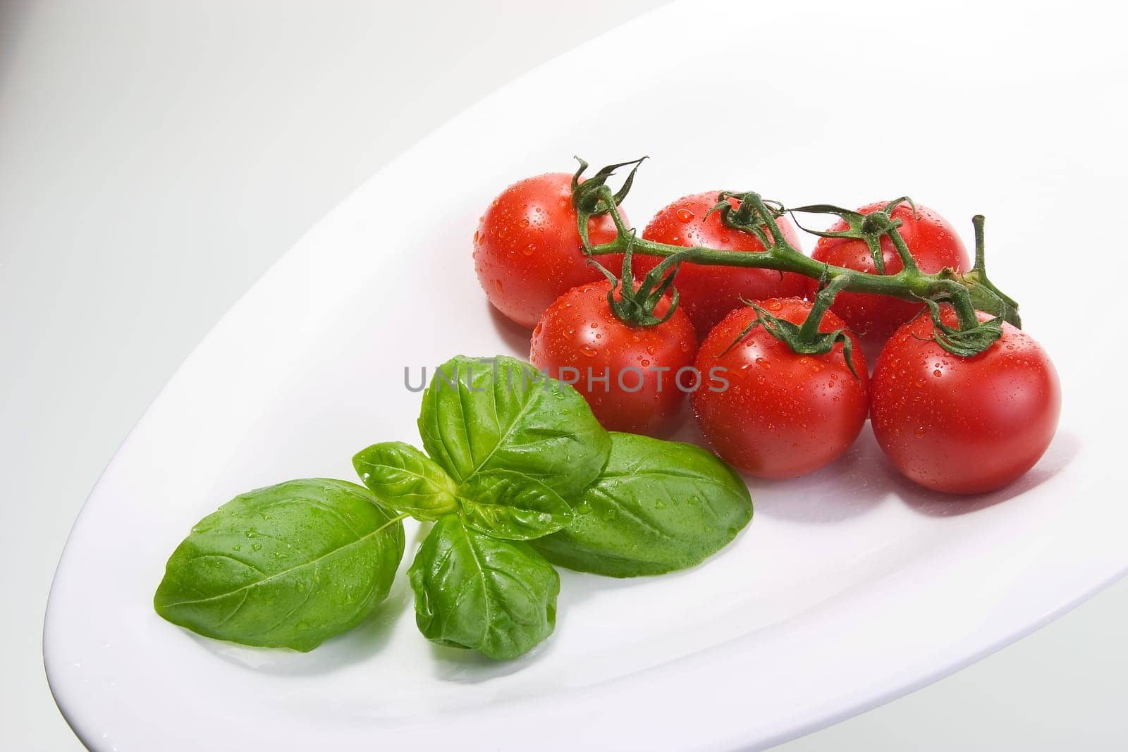 Tomatoes with basil 02