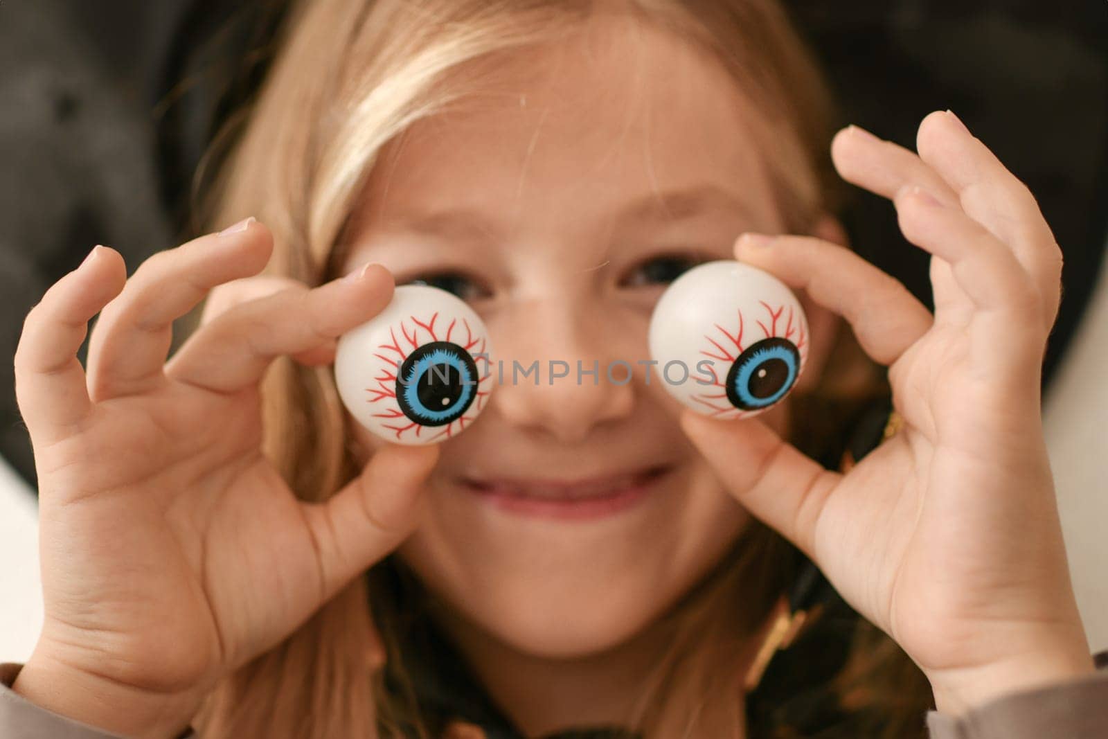 A girl fools around with capillary eyes on Halloween