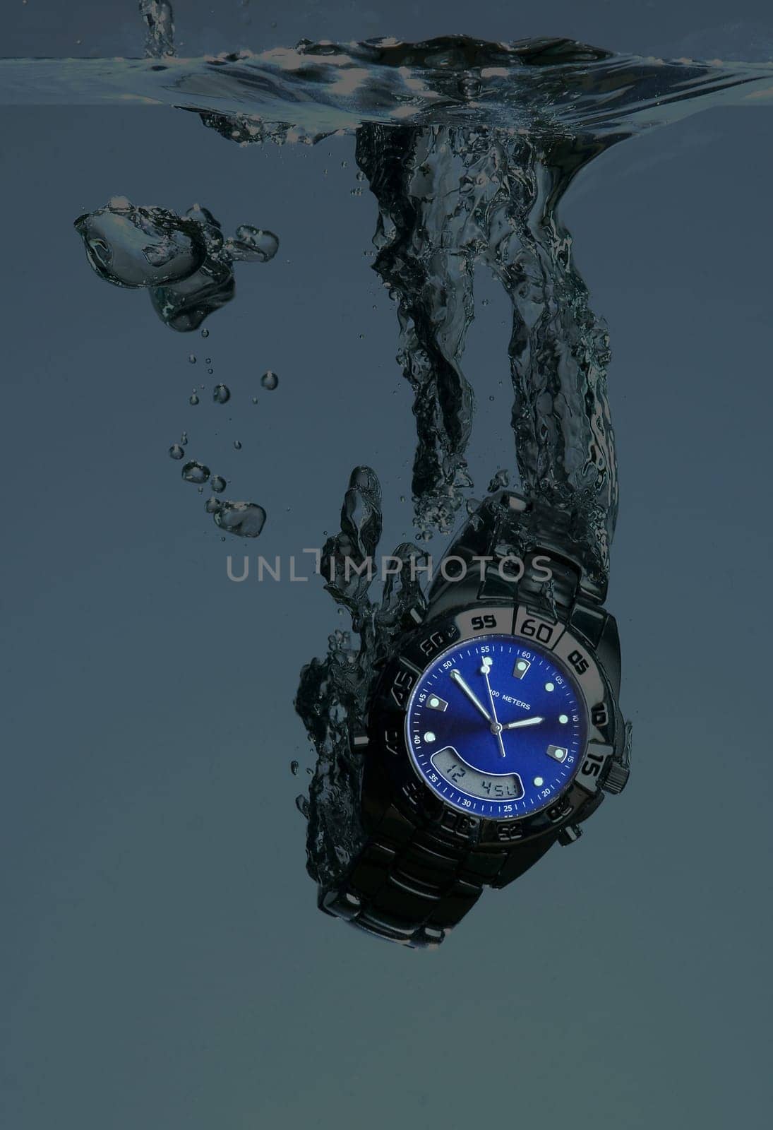 1/4000 second,2 studio flashes,1 aquarium,a clock and me. :)